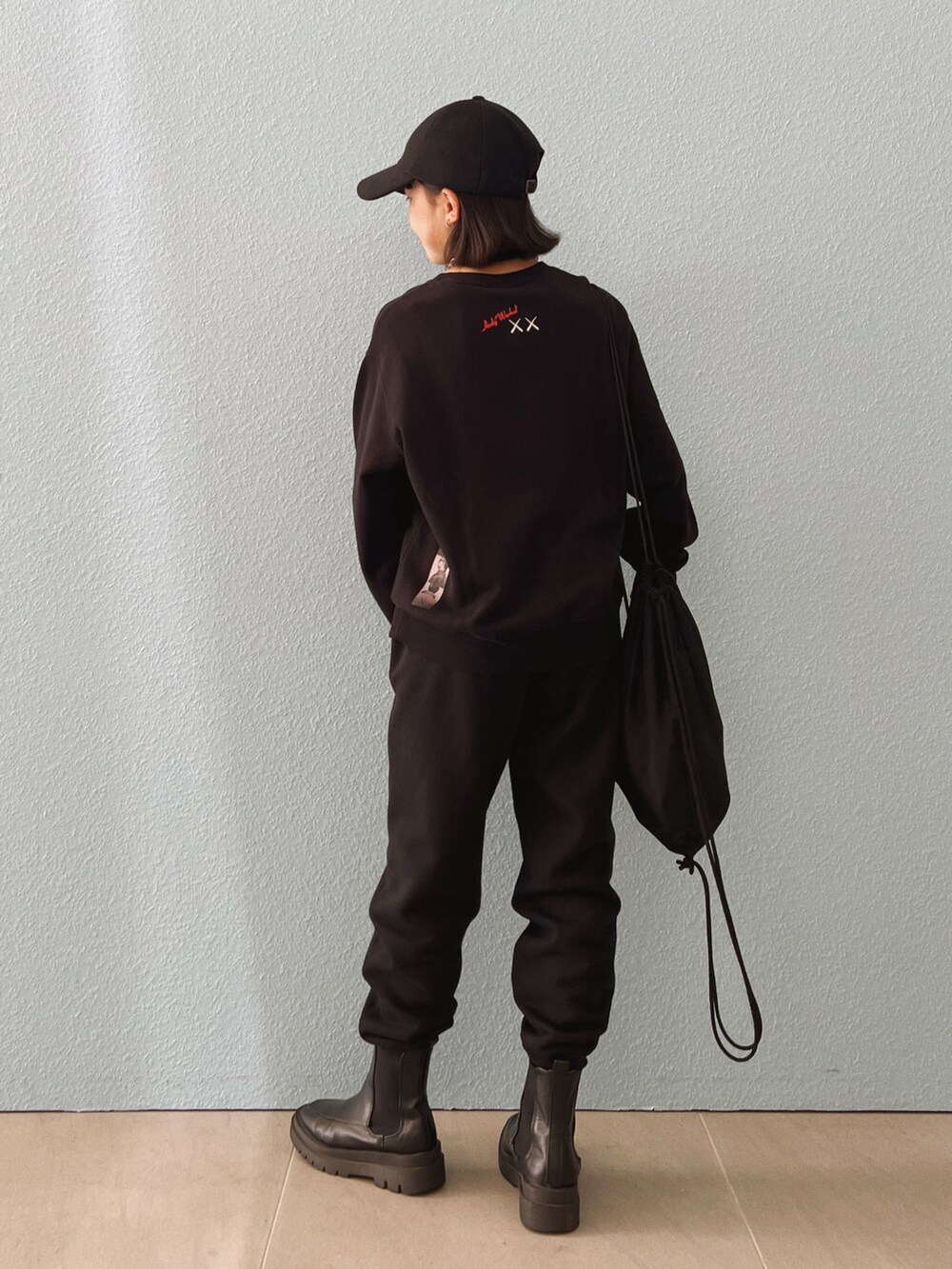 「秋服準備はじめました、キャップ、カジュアルコーデ、ブラック、ブラックコーデ、ユニクロ、ユニクロコーデ、UNIQLO、スウェット」｜「VIVIANのスクエアトゥ厚底サイドゴアショートブーツ（ブーツ、ブラック系）」を使った、ɴɪᴄᴏ.ᴀʏᴀさん（キッズ・146cm）の夏コーディネートの2枚目の写真