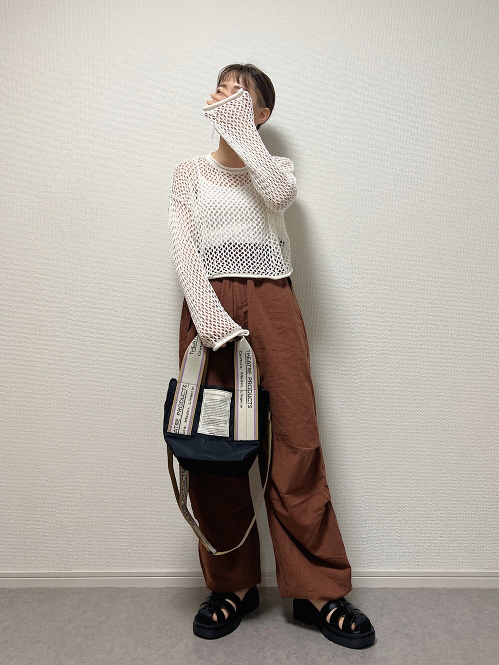 ブラウン系のカーゴパンツ、ホワイト系のサンダルを着用したレディースの春コーディネートの3枚目の写真