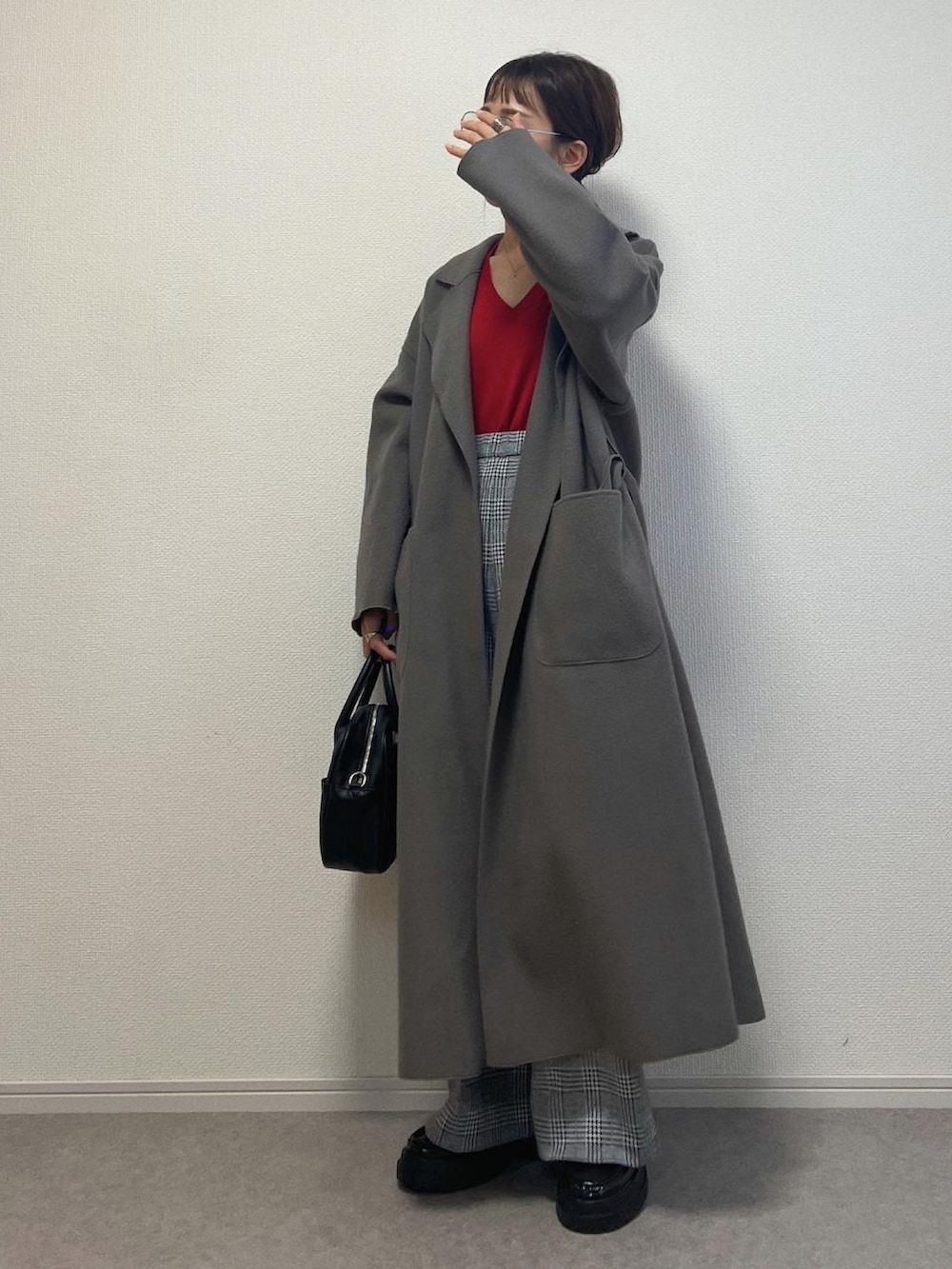 「PR、大人女子、シンプルスタイル、秋服、秋冬、大人カジュアル、低身長、コート、チェックパンツ、ローファー、ライトオン、秋カラー、ママコーデ、骨格ウェーブ」|「DISCOATのスクエアミニボストンショルダーバッグ(ショルダーバッグ、ブラック系)」を使った、ɴɪᴄᴏ.ᴀʏᴀさん(レディース・149cm)の秋コーディネートの2枚目の写真