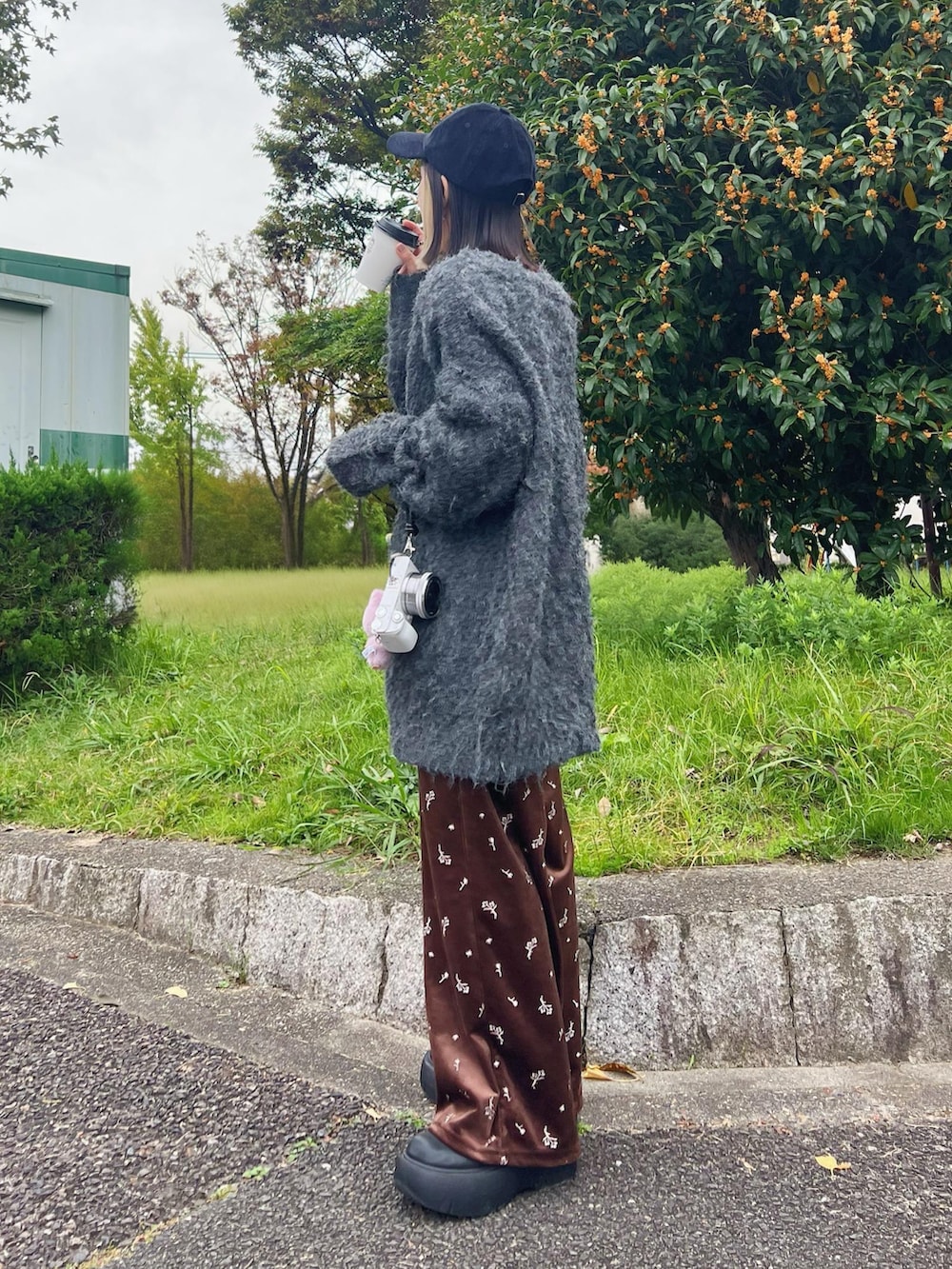 ブラック系のブーツ、ブラウン系のその他パンツ、グレー系のカーディガン/ボレロを着用したレディースの秋コーディネートの2枚目の写真