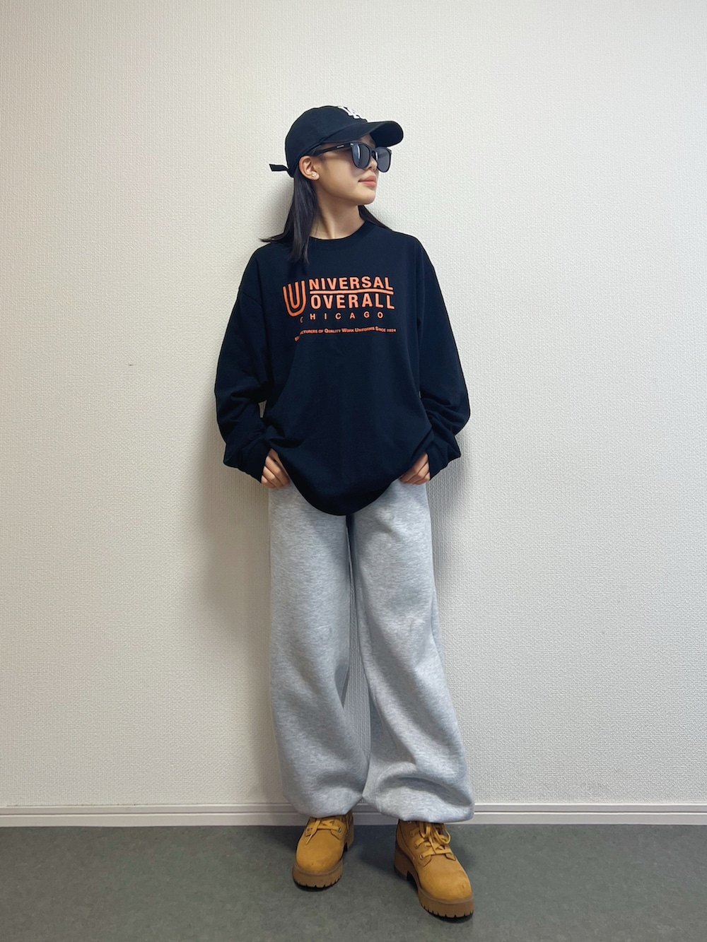 ブラック系のTシャツ/カットソー、グレー系のスウェットパンツ、ベージュ系のブーツを着用したキッズの冬コーディネートの2枚目の写真