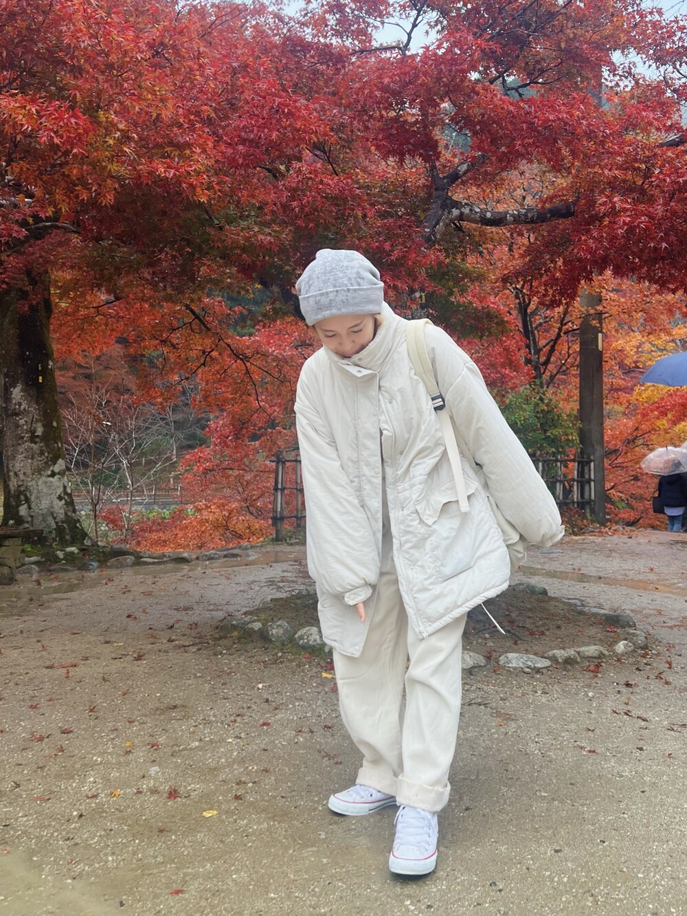ホワイト系のブルゾン、ホワイト系のバックパック/リュックを着用したレディースの秋コーディネートの2枚目の写真