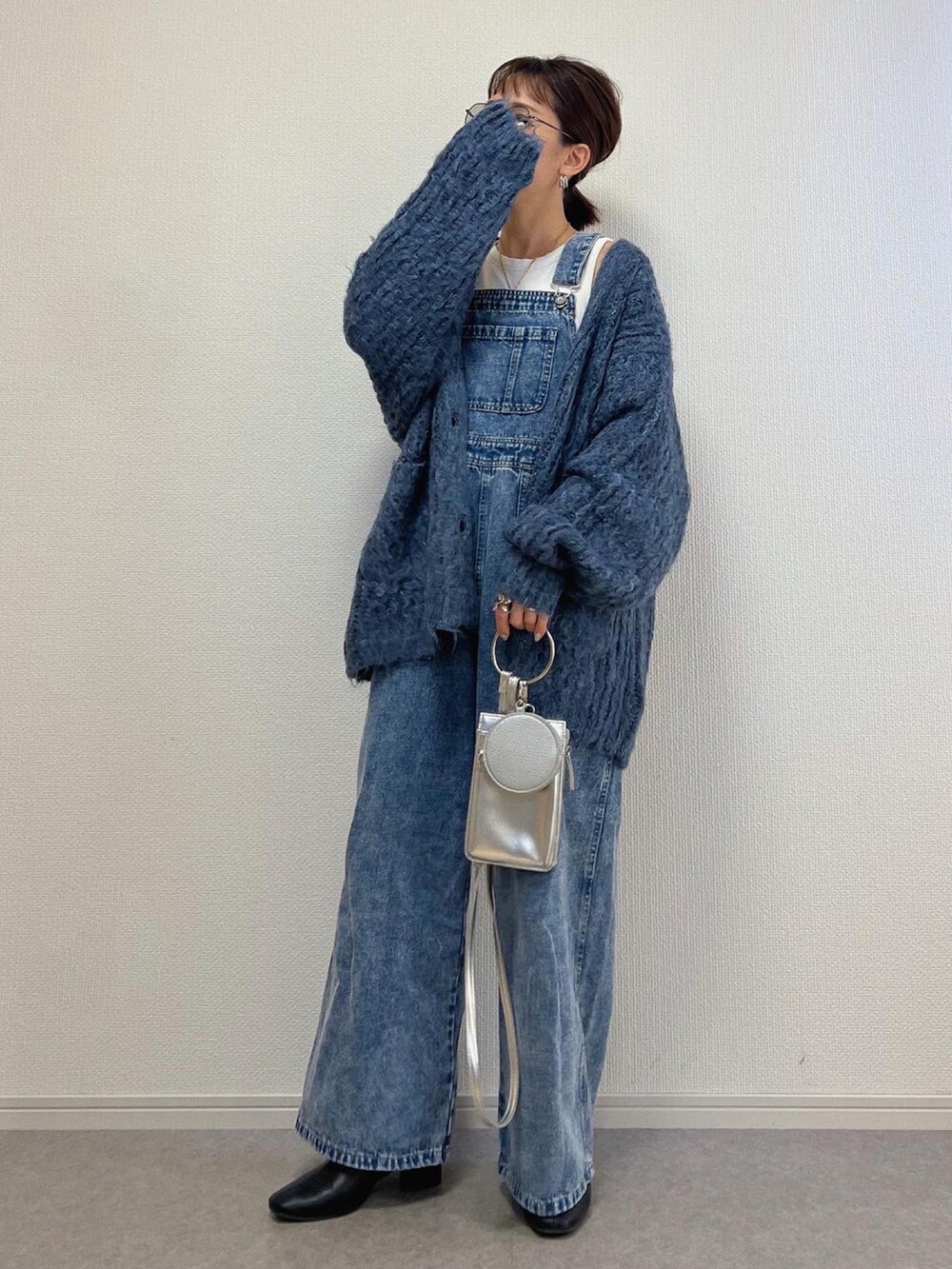 シルバー系のショルダーバッグ、ブルー系のカーディガン/ボレロを着用したレディースの秋コーディネートの2枚目の写真