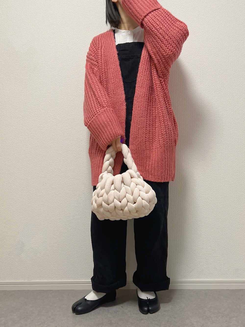 ピンク系のカーディガン/ボレロ、ホワイト系のシャツ/ブラウスを着用したレディースの冬コーディネートの2枚目の写真
