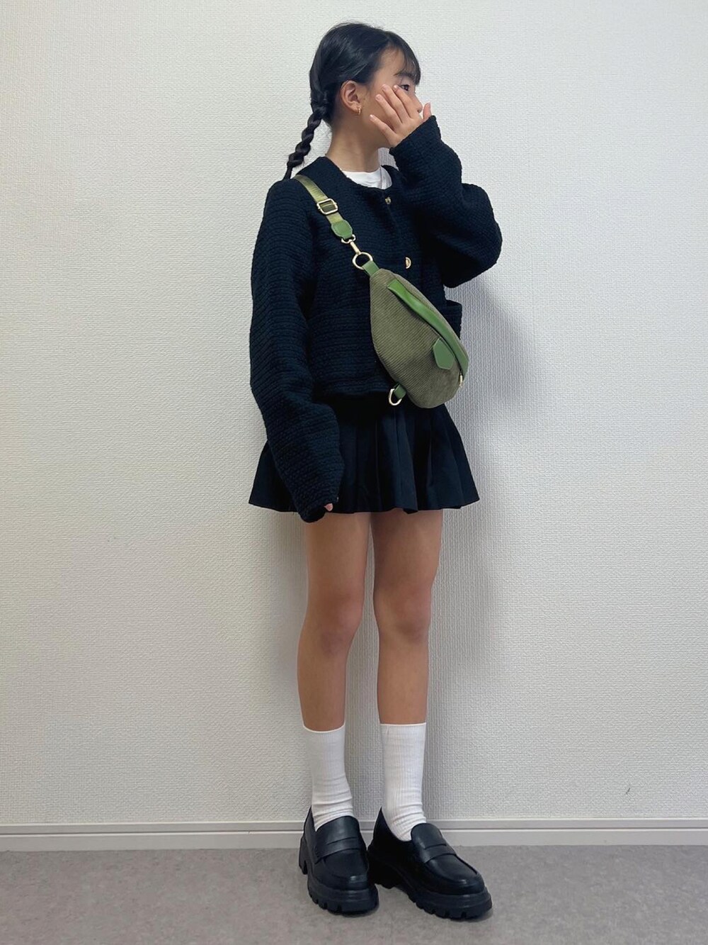 「秋服まるっと大公開、休日スタイル、秋冬コーデ、女の子コーデ、小学生、ローファー、韓国ファッション、韓国コーデ、ジャケット、キッズファッション、休日コーデ、キッズコーデ」|「floristの【2WAY】コーデュロイ×アクセントレザーのワンショルダーバッグ/メッセンジャーバッグ(メッセンジャーバッグ、グリーン系)」を使った、ɴɪᴄᴏ.ᴀʏᴀさん(キッズ・141cm)の秋コーディネートの2枚目の写真