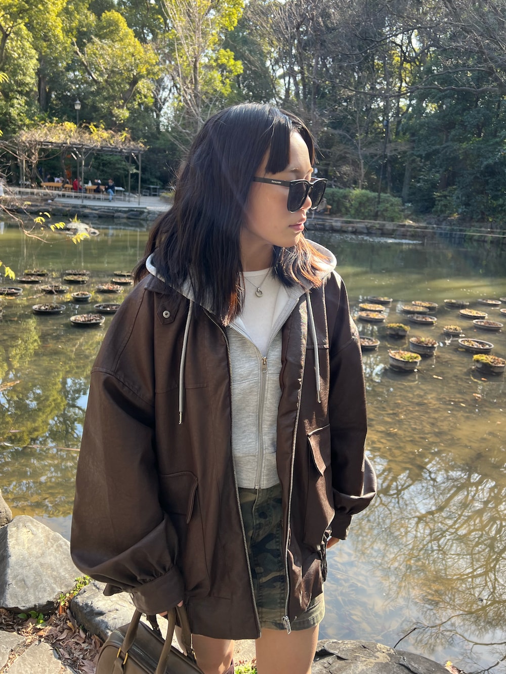 ブラウン系のブーツ、ブラック系のブルゾン、その他のデニムスカートを着用したキッズの冬コーディネートの2枚目の写真