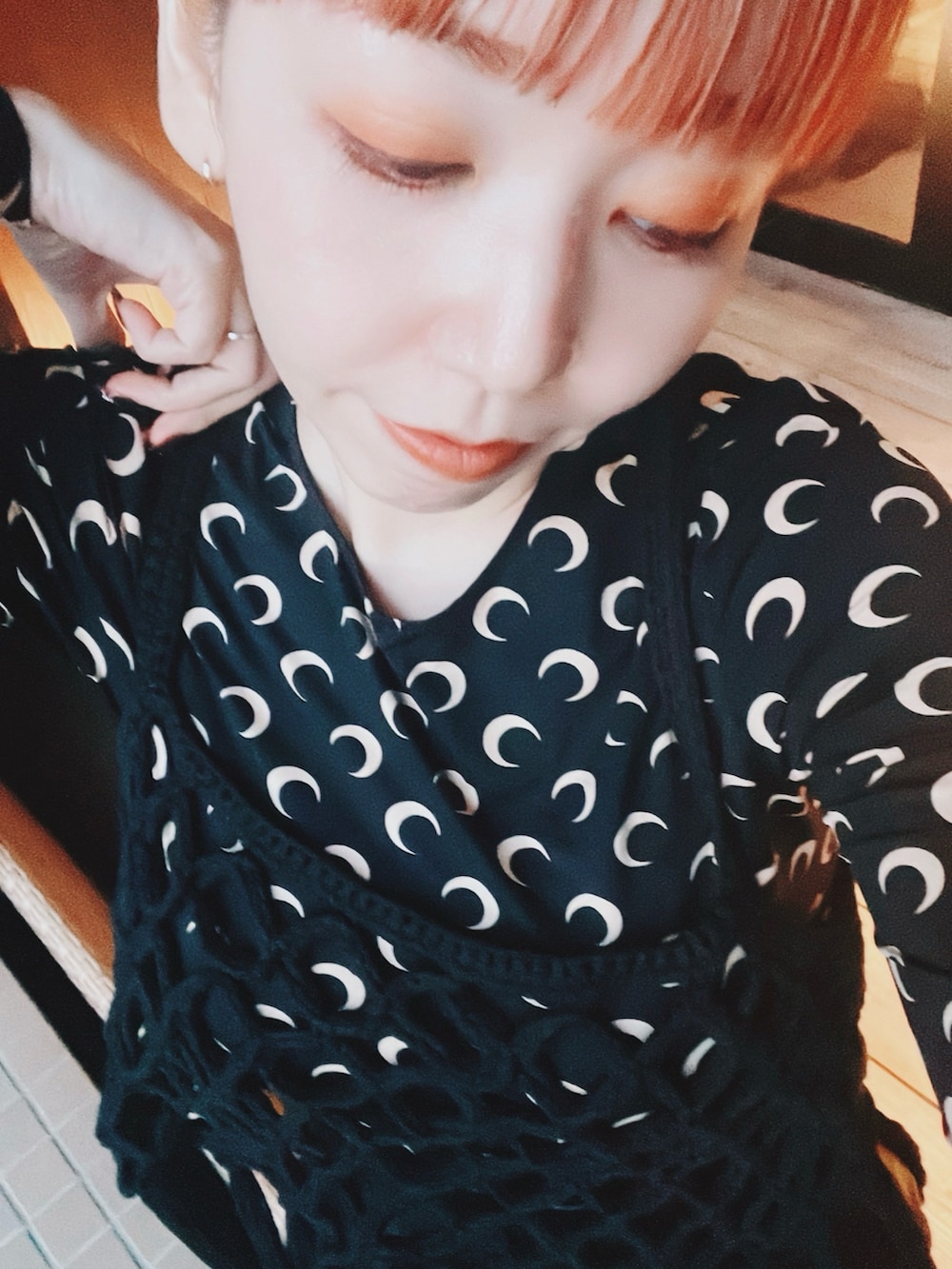 ブラック系のその他トップス、ブラック系のスカートを着用したレディースの冬コーディネートの2枚目の写真