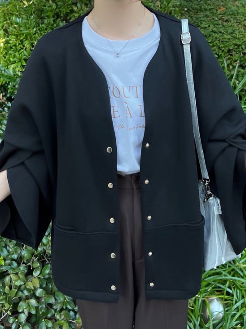「しまむら、しまむらコーデ、ジャケット、レイヤードスタイル、ハイウエストパンツ、シルバー、ブーツ、シルバーブーツ、ブラウン、秋コーデ、オトナカジュアル、ラクチンコーデ、秋色、パンツコーデ」｜「しまむらのアイテム（ノーカラージャケット、ブラック系）」を使った、minmin08_さん（レディース・158cm）の秋コーディネートの2枚目の写真