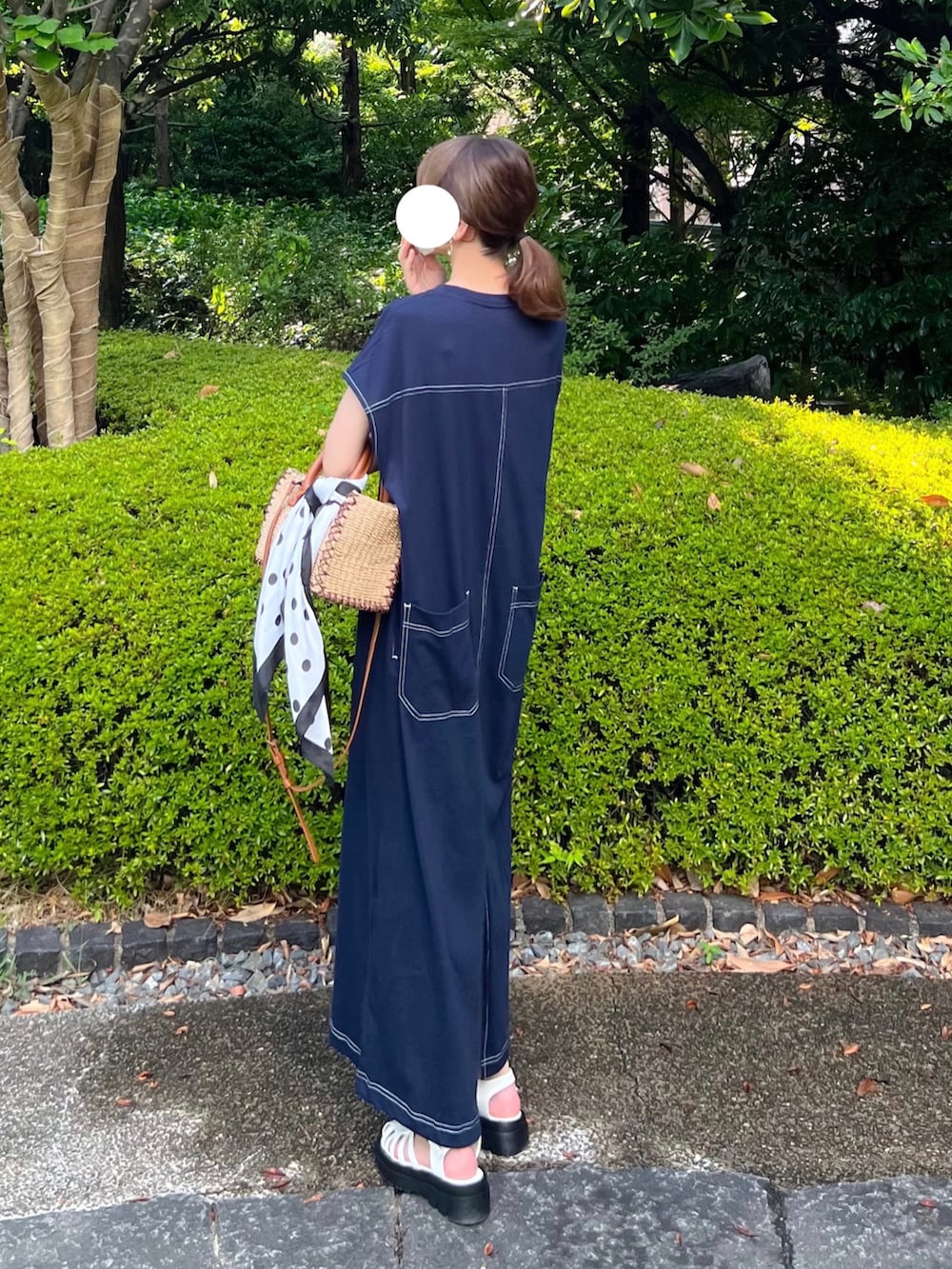 「しまむら、しまむらコーデ、フィッシングベスト、キャンプベスト、ワンピース、かごバッグ、グルカサンダル、夏コーデ、夏だ！Tシャツ着よう！、夏セールで買いました、レイヤードスタイル、ベスト、ゆるコーデ、プチプラ、アツいコーデ全部見せ」｜「しまむらのアイテム（ベスト、グリーン系）」を使った、minmin08_さん（レディース・158cm）の夏コーディネートの2枚目の写真