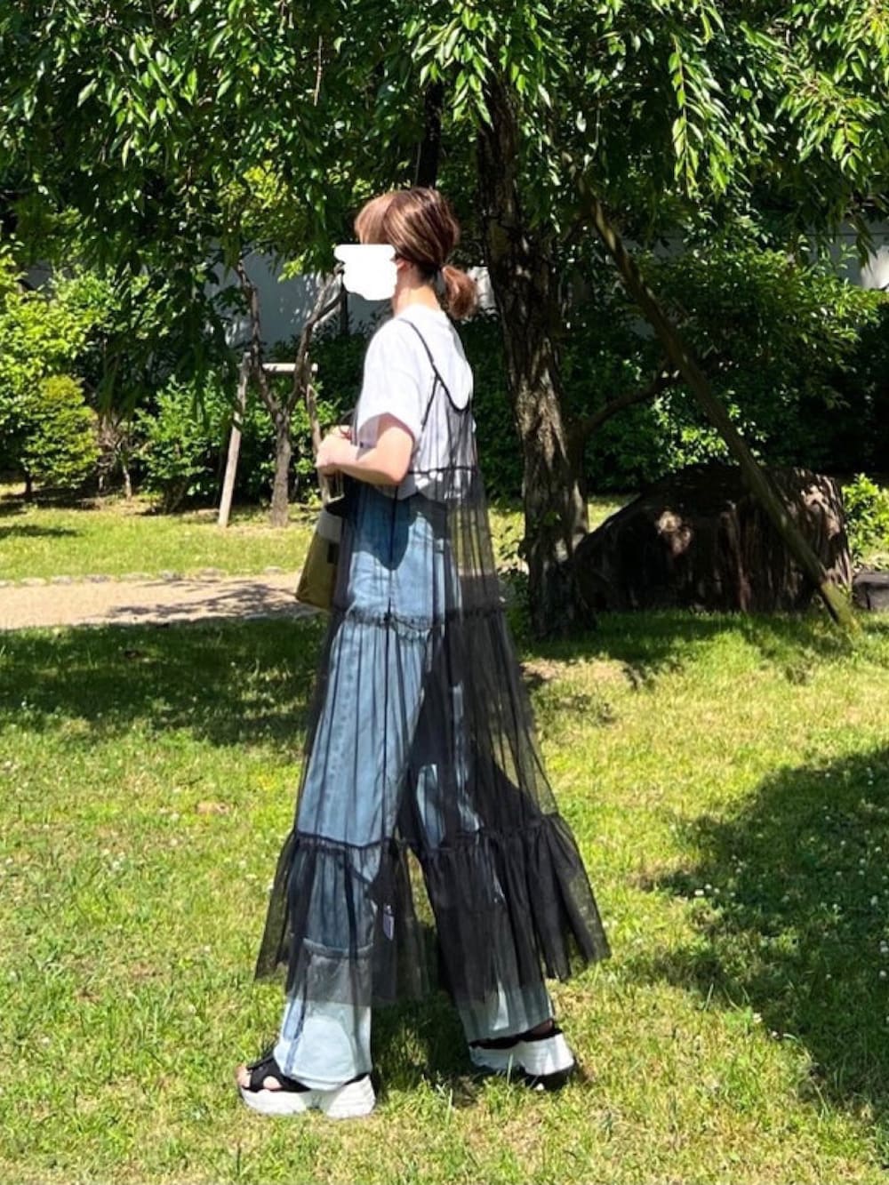 「しまむら、しまむらコーデ、チュール、チュールワンピ、キャミワンピ、ロゴT、クリアバッグ、日傘、スポーツミックス、スポーツサンダル、レイヤードスタイル、プチプラ、夏コーデ、さらっと晴れやかスナップ」｜「macoccaの軽量 完全遮光 日傘 折りたたみ傘 uchimizu(ウチミズ) 軽量スリム三段折り フリル（折りたたみ傘、ホワイト系）」を使った、minmin08_さん（レディース・158cm）の夏コーディネートの3枚目の写真