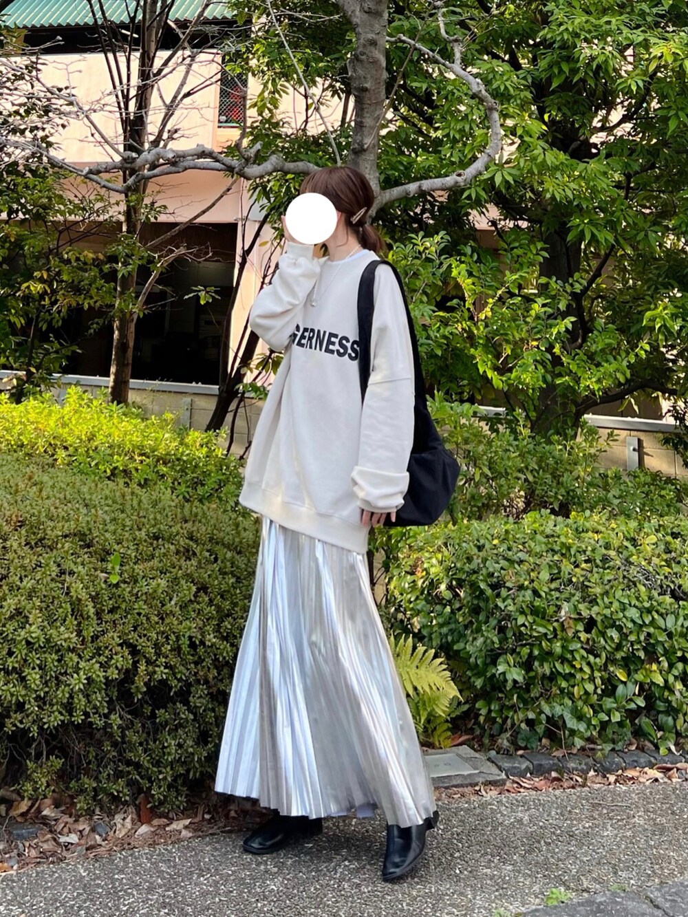 「しまむら、しまむらコーデ、プリーツスカート、シルバー、カラーコーデ、メタリック、ロゴスウェット、ショルダーバッグ、トレンチコート、春コーデ、春のおしゃ見えテクニック、春服、春服みてみて、プチプラコーデ」｜「recaの【選べる２タイプ 裏起毛/ノーマル(裏毛) 】即オシャレ見え！カレッジ風ロゴスウェット（スウェット、ホワイト系）」を使った、minmin08_さん（レディース・158cm）の春コーディネートの2枚目の写真