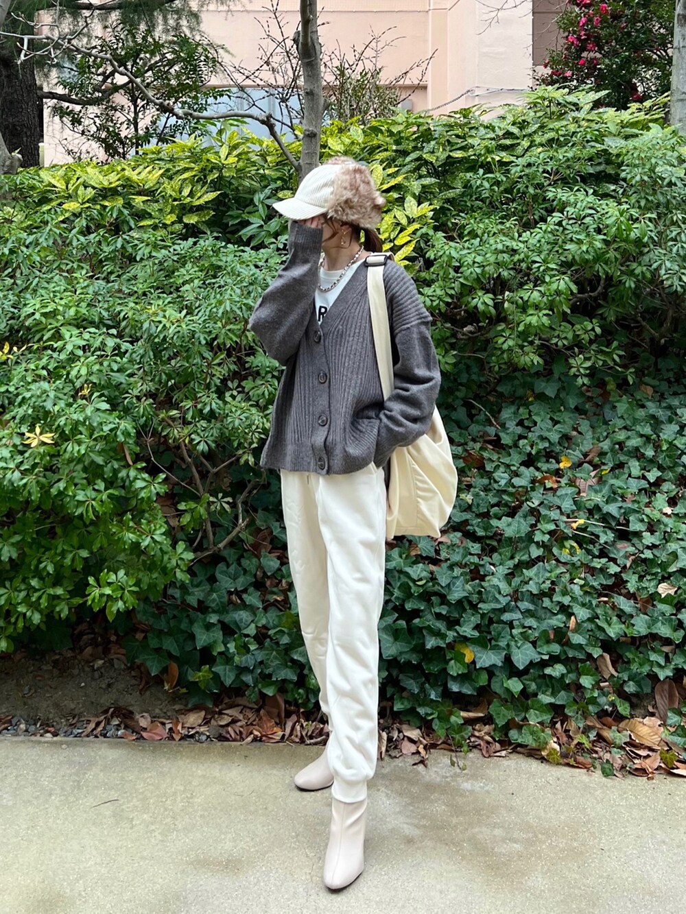 「UNIQLO、ユニクロ、ヒートテックボアスウェットパンツ、スウェットパンツ、カーディガン、レイヤードスタイル、ショルダーバッグ、フライトキャップ、ブーツ、チェスターコート、冬コーデ、防寒、ニット、シンプルコーデ」｜「14+の太コーデュロイフライトキャップ（キャップ、ホワイト系）」を使った、minmin08_さん（レディース・158cm）の冬コーディネートの2枚目の写真