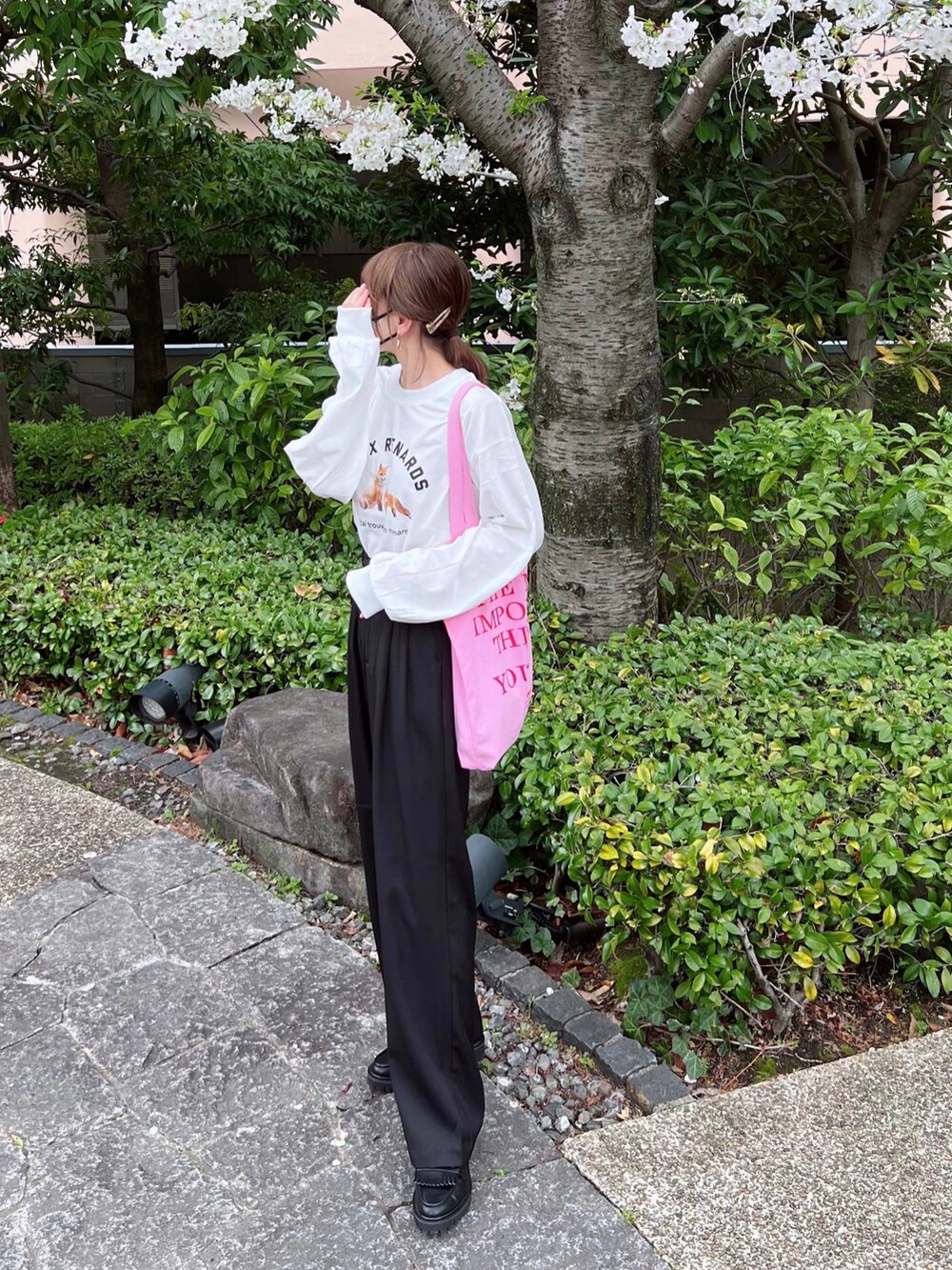 「しまむら、しまむらコーデ、ストライプシャツ、シャツスタイル、きつね、キツネTシャツ、ピンク、ピンクコーデ、ブルー、ブルーコーデ、カラーコーデ、パステル映える春、春コーデ、春カラー、シンフルコーデ」｜「しまむらのアイテム（Tシャツ/カットソー、ホワイト系）」を使った、minmin08_さん（レディース・158cm）の春コーディネートの2枚目の写真