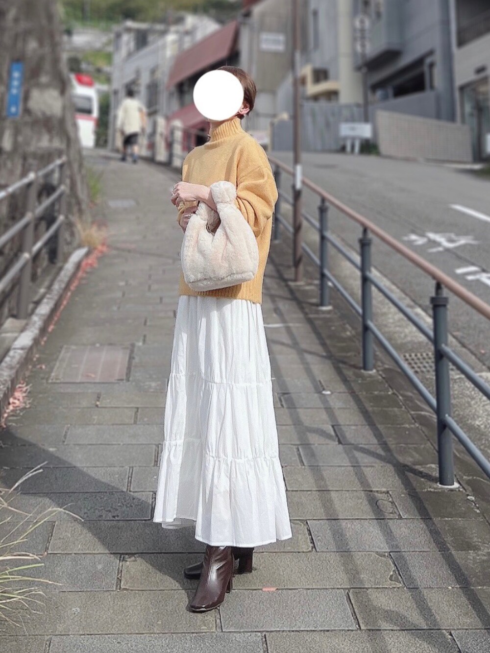 グリーン系のMA-1、イエロー系のニット/セーター、ホワイト系のスカートを着用したレディースの秋コーディネートの3枚目の写真