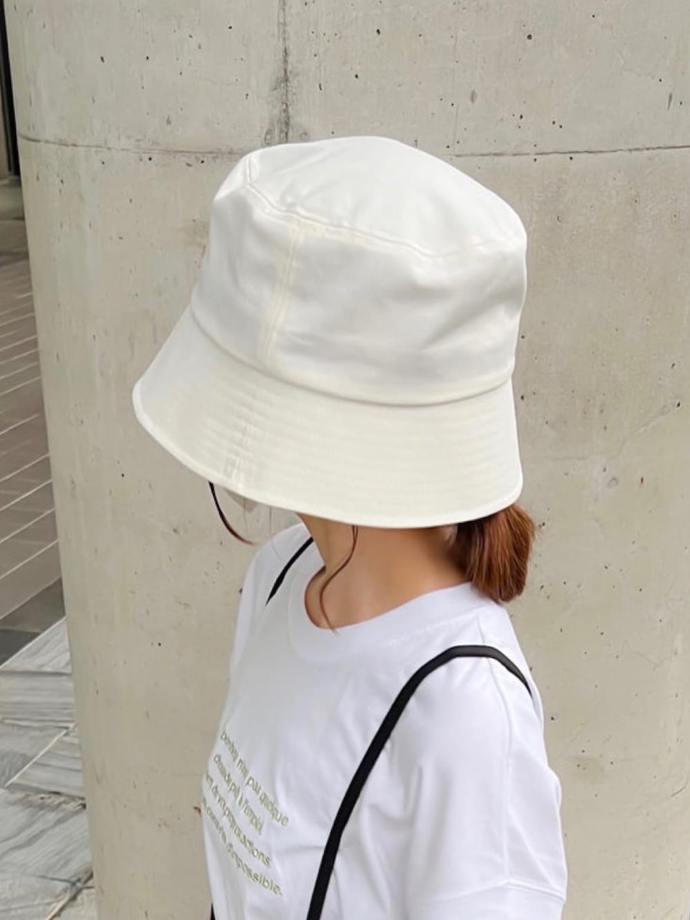 「しまむら、しまむらコーデ、サロペットスカート、ハイウエストパンツ、バケットハット、クリアバッグ、スポーツサンダル、モノトーンコーデ、モノトーン、レイヤードスタイル、スポーツミックス、プチプラ、夏コーデ、夏だ！Tシャツ着よう！」｜「14+のツイルダウンブリムバケットハット（ハット、ホワイト系）」を使った、minmin08_さん（レディース・158cm）の夏コーディネートの3枚目の写真