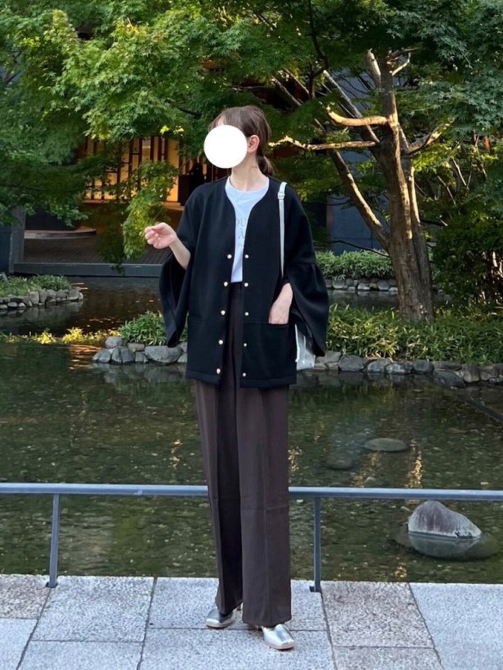 「しまむら、しまむらコーデ、ジャケット、レイヤードスタイル、ハイウエストパンツ、シルバー、ブーツ、シルバーブーツ、ブラウン、秋コーデ、オトナカジュアル、ラクチンコーデ、秋色、パンツコーデ」｜「しまむらのアイテム（ノーカラージャケット、ブラック系）」を使った、minmin08_さん（レディース・158cm）の秋コーディネートの3枚目の写真