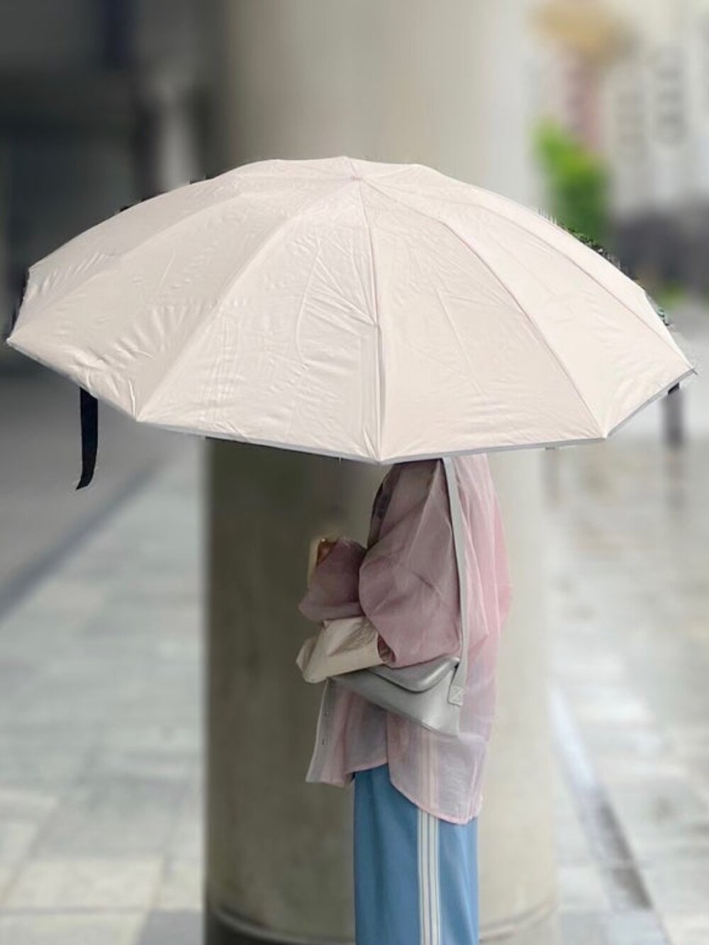 「しまむら、しまむらコーデ、ピンク、ブルー、カラーコーデ、タイトスカート、シアーシャツ、レイヤードスタイル、シルバー、足袋バレエ、トレンチコート、春アウター、春コーデ、春服みてみて」｜「NOAHLのアイテム（シャツ/ブラウス、ホワイト系）」を使った、minmin08_さん（レディース・158cm）の春コーディネートの3枚目の写真