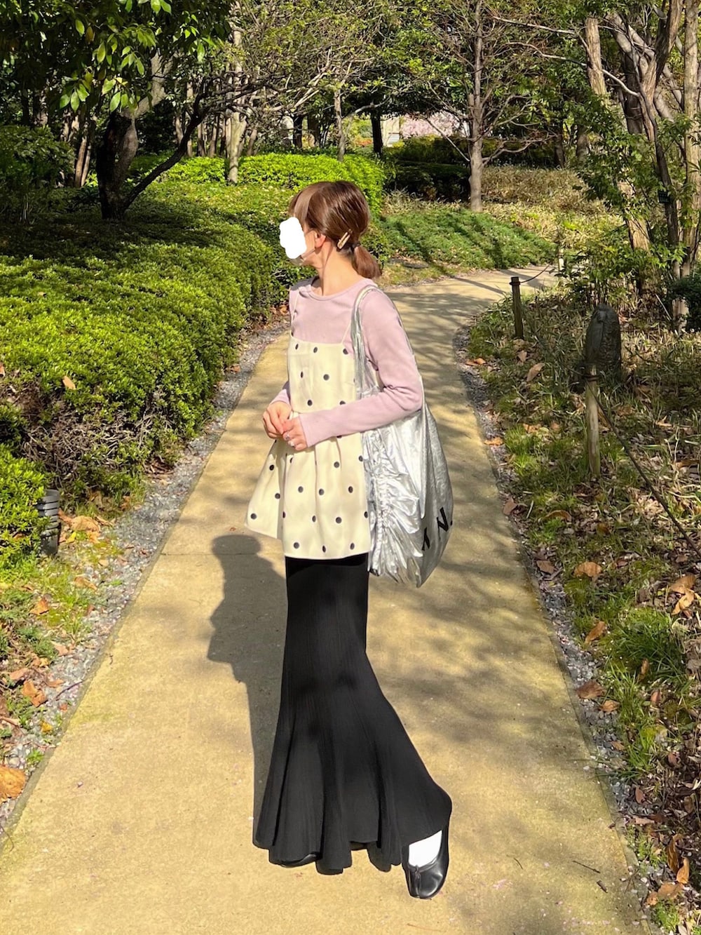 ピンク系のTシャツ/カットソー、ホワイト系のトップス、シルバー系のショルダーバッグを着用したレディースの春コーディネートの2枚目の写真