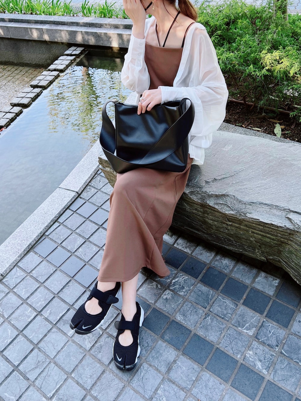 「しまむら、しまむらコーデ、サロペット、キャミワンピ、シアートップス、シアーシャツ、V字ストラップ、エアリフト、春カラー、夏コーデ、シンプルコーデ、ママコーデ、プチプラ、オーバーサイズ」｜「ad thieのバンドカラー シアーシャツ（シャツ/ブラウス、ホワイト系）」を使った、minmin08_さん（レディース・158cm）の春コーディネートの2枚目の写真