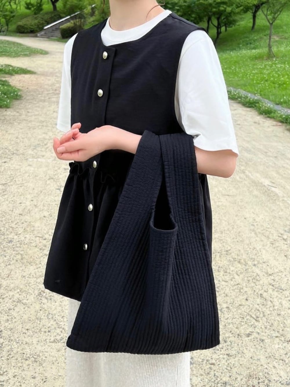 「しまむら、しまむらコーデ、ベスト、ぺプラム、マーメイドスカート、ヌビバッグ、リング、レイヤードスタイル、プチプラ、きれいめカジュアル、夏コーデ、さらっと晴れやかスナップ、オトナカジュアル、スポサン」｜「しまむらのアイテム（ベスト、ブラック系）」を使った、minmin08_さん（レディース・158cm）の夏コーディネートの2枚目の写真