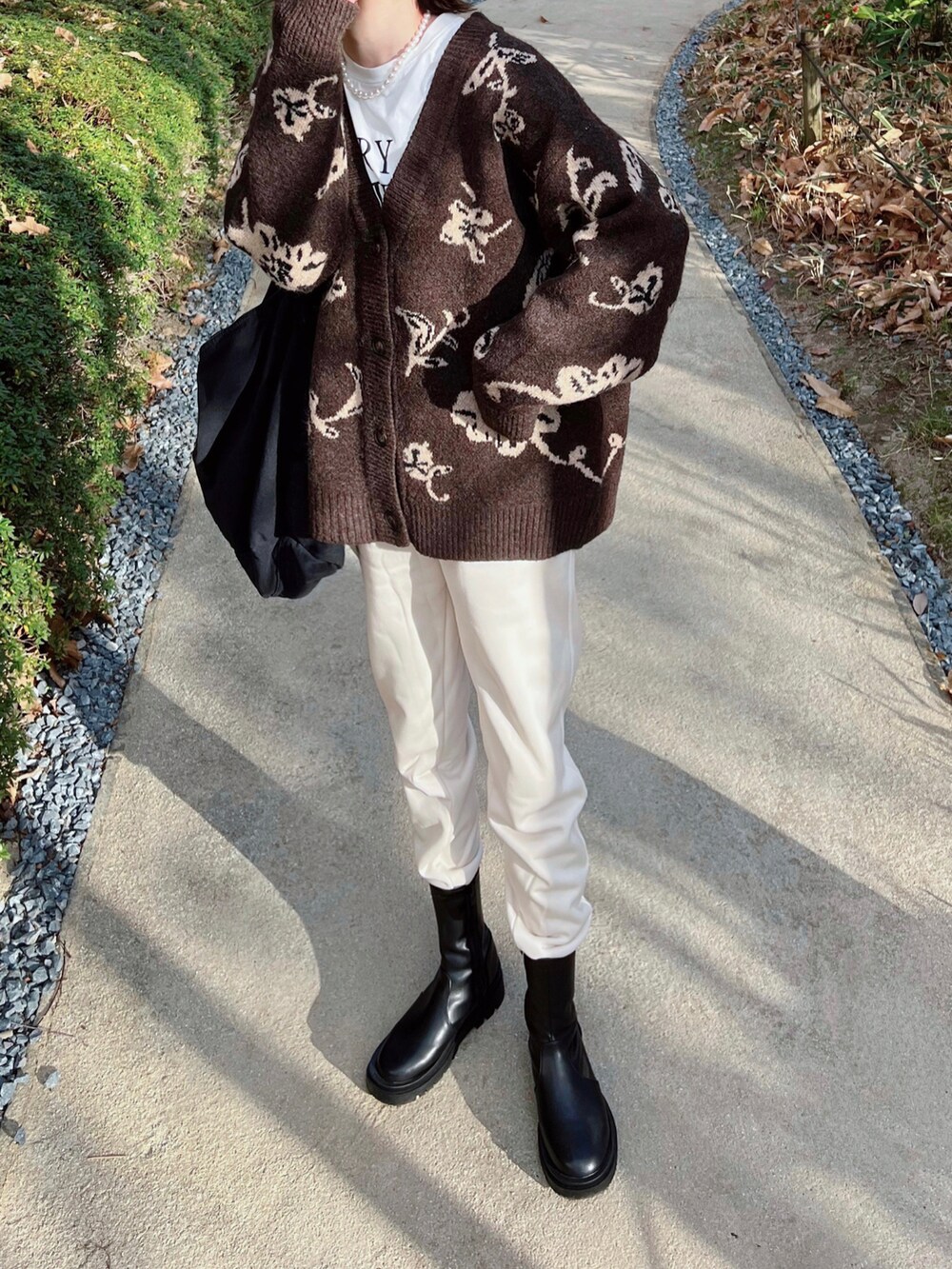 「ユニクロ、UNIQLO、ヒートテックボアスウェットパンツ、スウェットパンツ、花柄、レイヤードスタイル、GRL、ブーツ、冬コーデ、プチプラ、プチプラコーデ、ゆるコーデ」｜「GRLのアイテム（カーディガン/ボレロ、ブラウン系）」を使った、minmin08_さん（レディース・158cm）の冬コーディネートの2枚目の写真