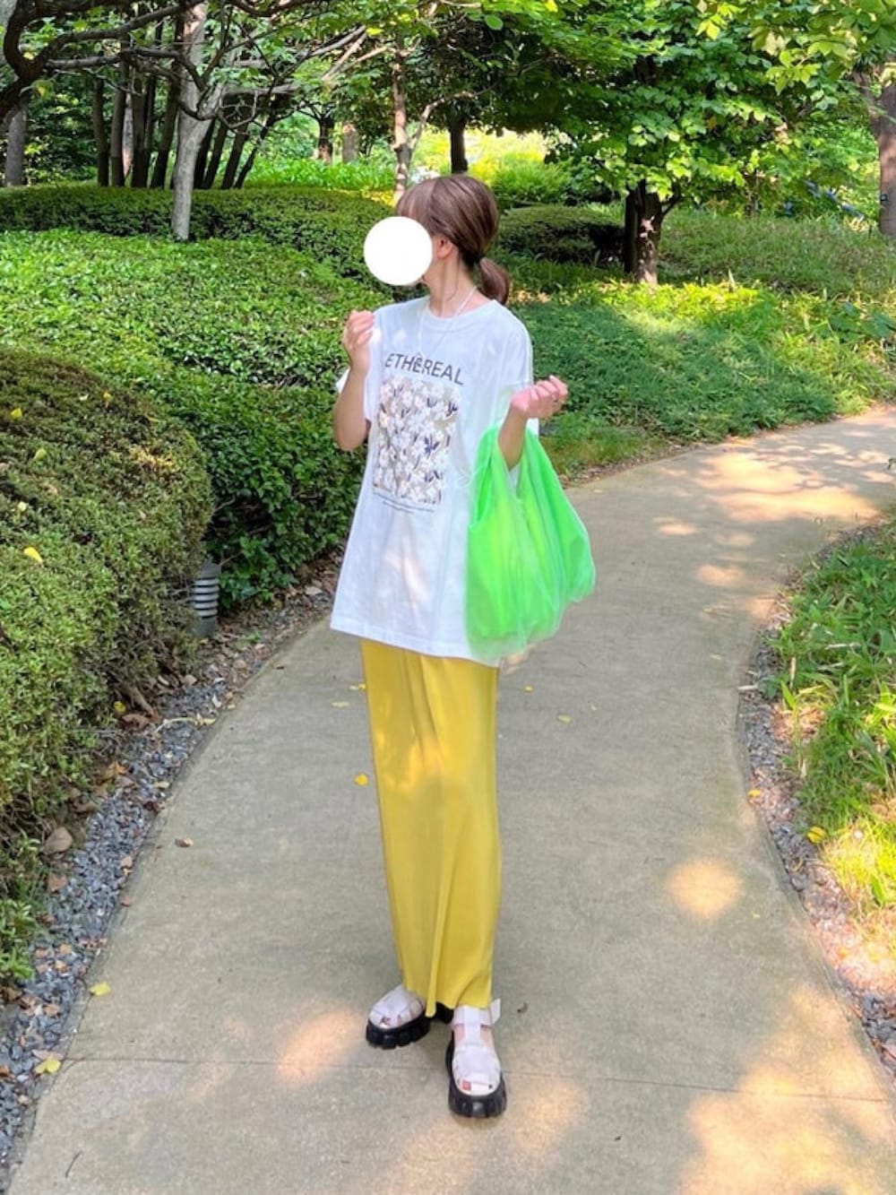 「しまむら、しまむらコーデ、ベスト、シアー、レイヤードスタイル、タイトスカート、プリーツスカート、イエロー、グリーン、グルカサンダル、プチプラ、きれいめカジュアル、夏だ！Tシャツ着よう！、さらっと晴れやかスナップ」｜「しまむらのアイテム（ベスト、グレー系）」を使った、minmin08_さん（レディース・158cm）の夏コーディネートの2枚目の写真
