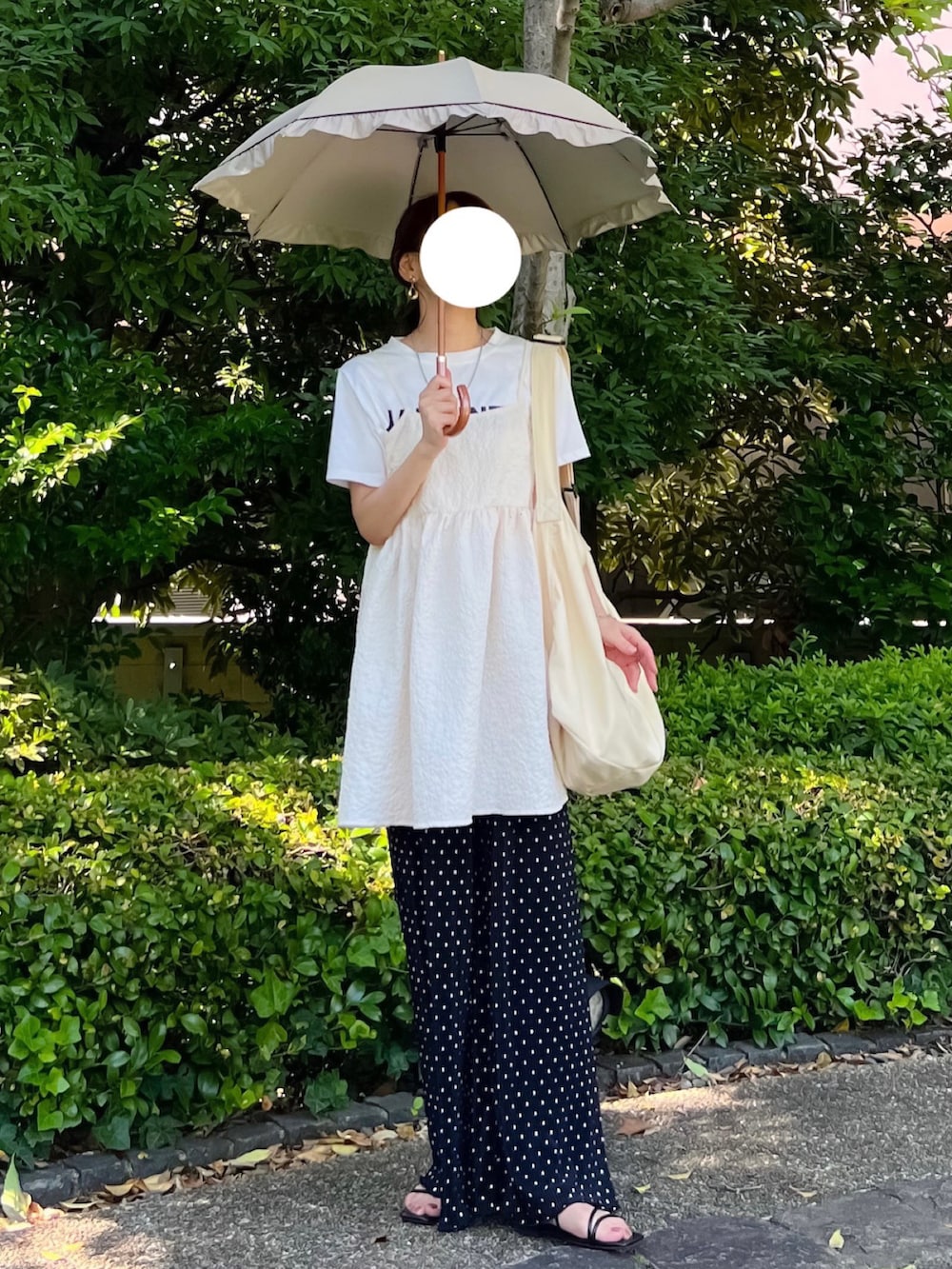 「しまむら、しまむらコーデ、キャミワンピ、キャミソール、レイヤードスタイル、プリーツパンツ、ドット、夏コーデ、夏だ！Tシャツ着よう！、シンプルコーデ、プチプラ、ぺプラムトップス、大人カジュアル」｜「GRLのアイテム（ワンピース、ホワイト系）」を使った、minmin08_さん（レディース・158cm）の夏コーディネートの2枚目の写真