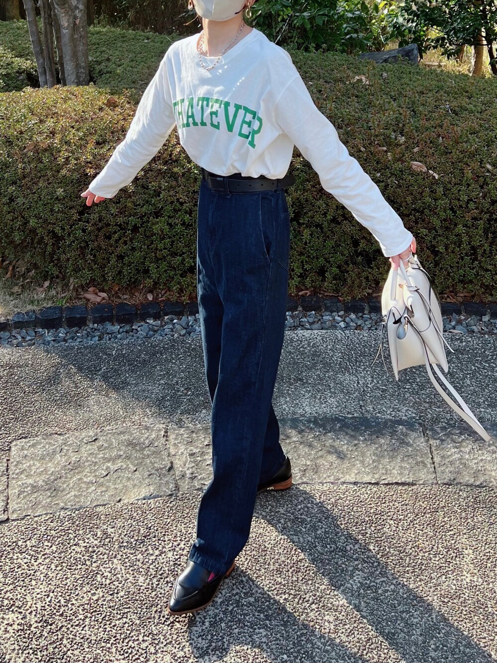 「しまむら、しまむらコーデ、デニムコーデ、ロゴT、トレンチコート、グリーン、カラーコーデ、春服デビュー宣言、シンプルコーデ、プチプラ、ママコーデ、春コーデ」｜「recaのキャンディ袖ビッグトレンチコート（トレンチコート、ベージュ系）」を使った、minmin08_さん（レディース・158cm）の春コーディネートの2枚目の写真