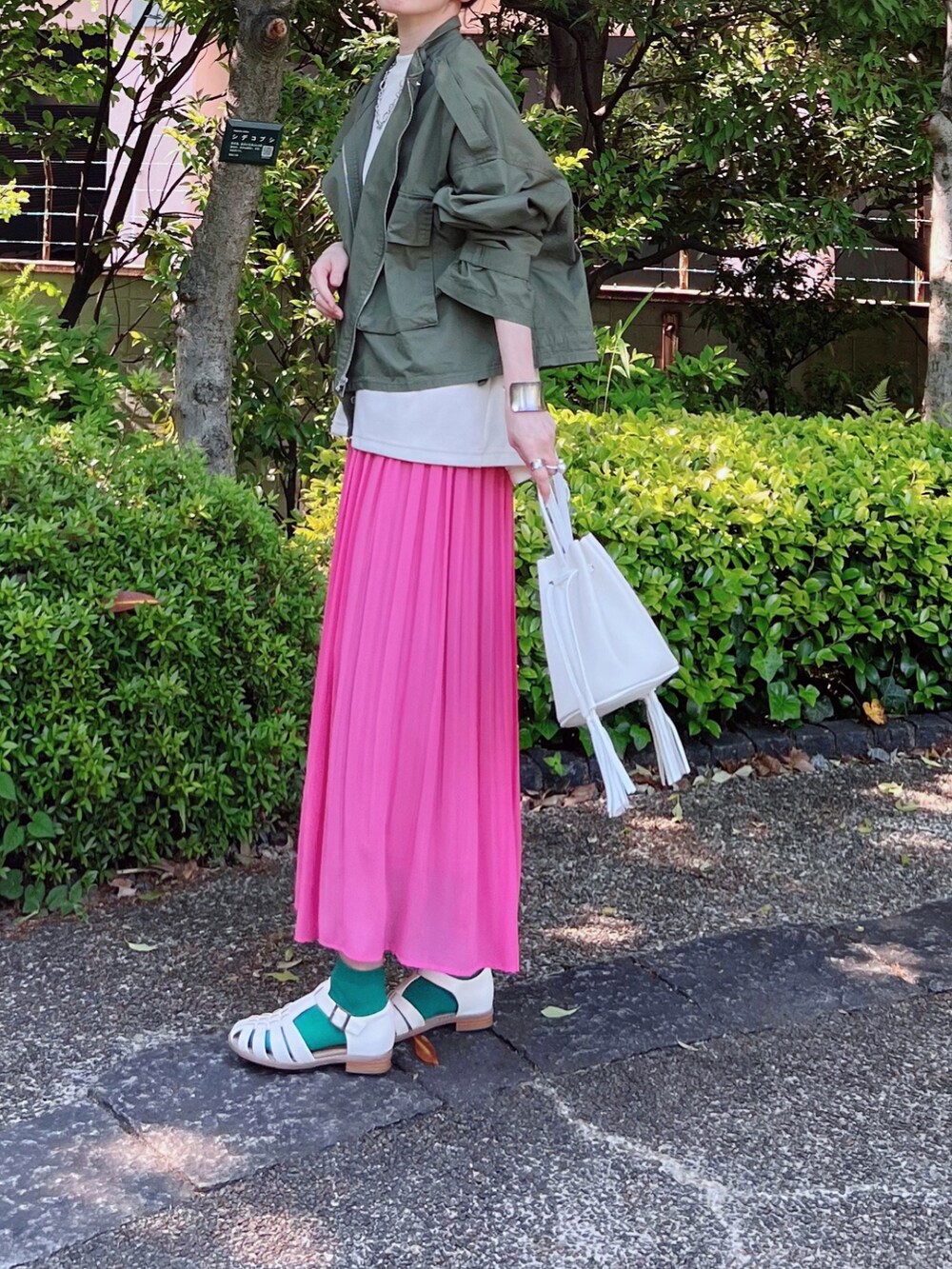 ホワイト系のTシャツ/カットソー、ピンク系のスカート、ホワイト系のショルダーバッグを着用したレディースの春コーディネートの3枚目の写真