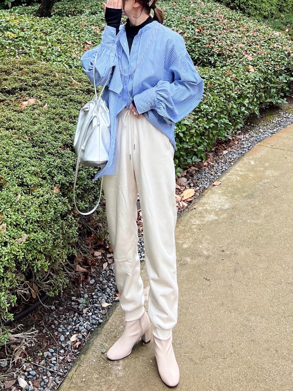 「しまむら、しまむらコーデ、ユニクロ、UNIQLO、スウェットパンツ、スウェット、ストライプシャツ、ブルー、カラーコーデ、シルバー、巾着バッグ、レイヤードスタイル、春のおしゃ見えテクニック、春コーデ、春服みてみて」｜「andmeの無地/ストライプケープ付き長袖シャツブラウス（シャツ/ブラウス、ブルー系）」を使った、minmin08_さん（レディース・158cm）の春コーディネートの2枚目の写真
