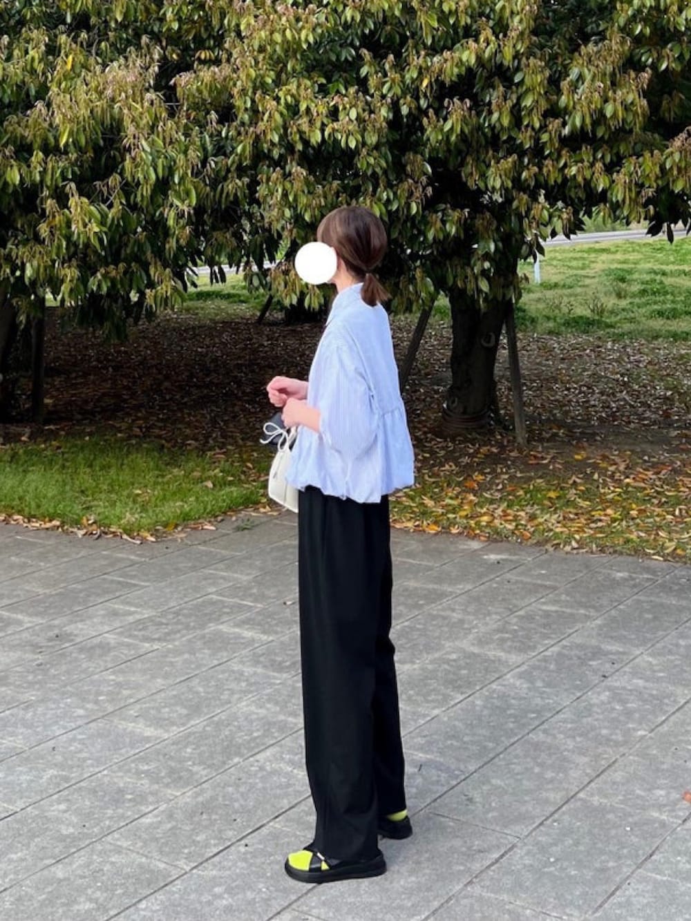 ブルー系のシャツ/ブラウス、ホワイト系のトートバッグ、ブラック系のバッグを着用したレディースの秋コーディネートの3枚目の写真