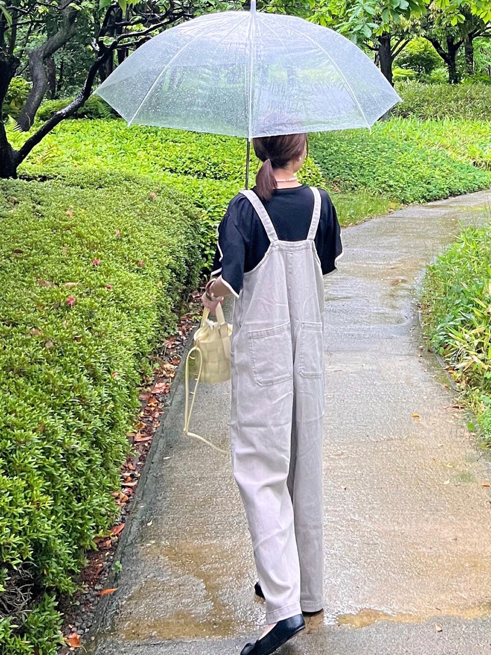 「しまむら、しまむらコーデ、しまパト、フリルトップス、パイピング、サロペット、イエロー、足袋バレエ、雨の日コーデ、カジュアルコーデ、リラックススタイル、春夏コーデ、夏コーデ、プチプラ、プチプラコーデ」｜「しまむらのアイテム（Tシャツ/カットソー、ブラック系）」を使った、minmin08_さん（レディース・158cm）の春コーディネートの2枚目の写真