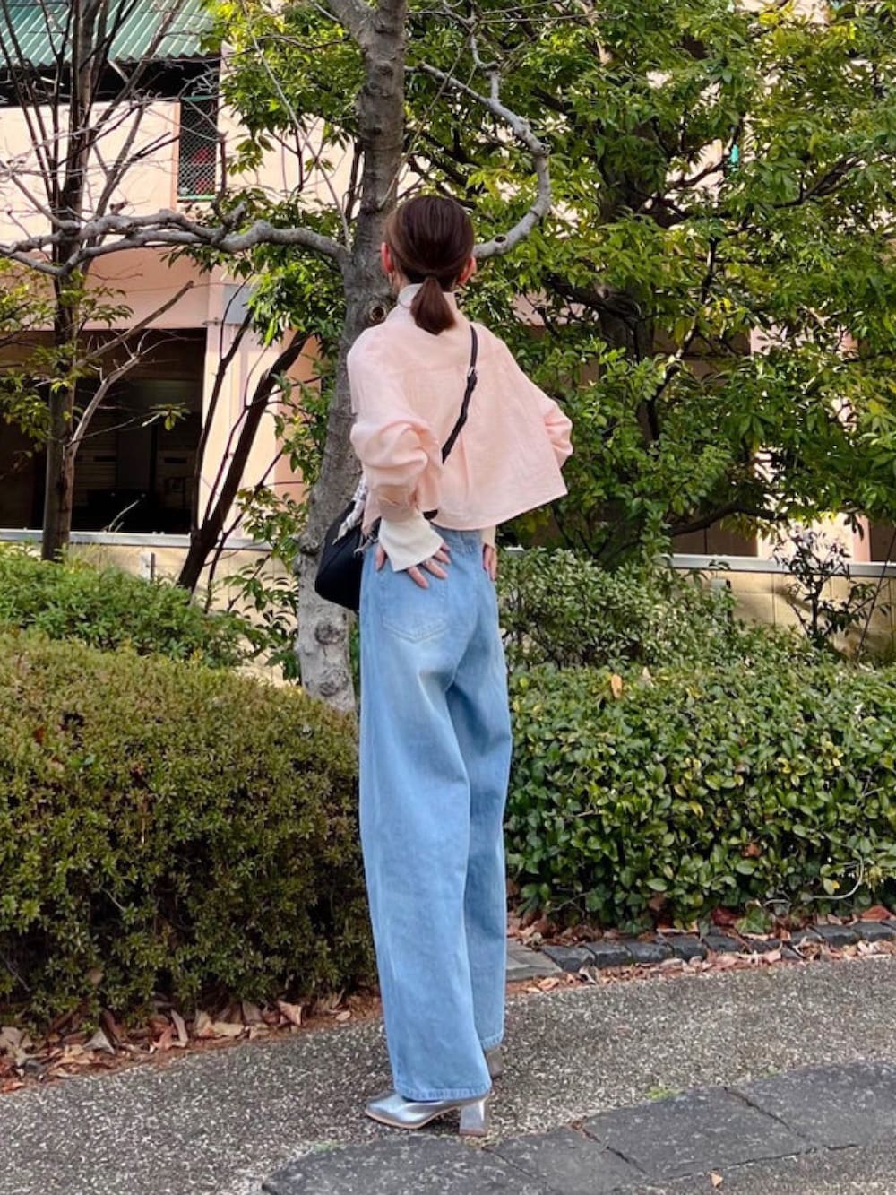 「しまむら、しまむらコーデ、カーブパンツ、カーブデニム、デニムパンツ、シアートップス、シアーシャツ、ミニバッグ、春めき満開コーデ、春コーデ、春カラー、ピンク、シンプルスタイル、レイヤードスタイル」｜「NOAHLの【NOAHL】ショート丈シアーシャツ（シャツ/ブラウス、ピンク系）」を使った、minmin08_さん（レディース・158cm）の春コーディネートの2枚目の写真