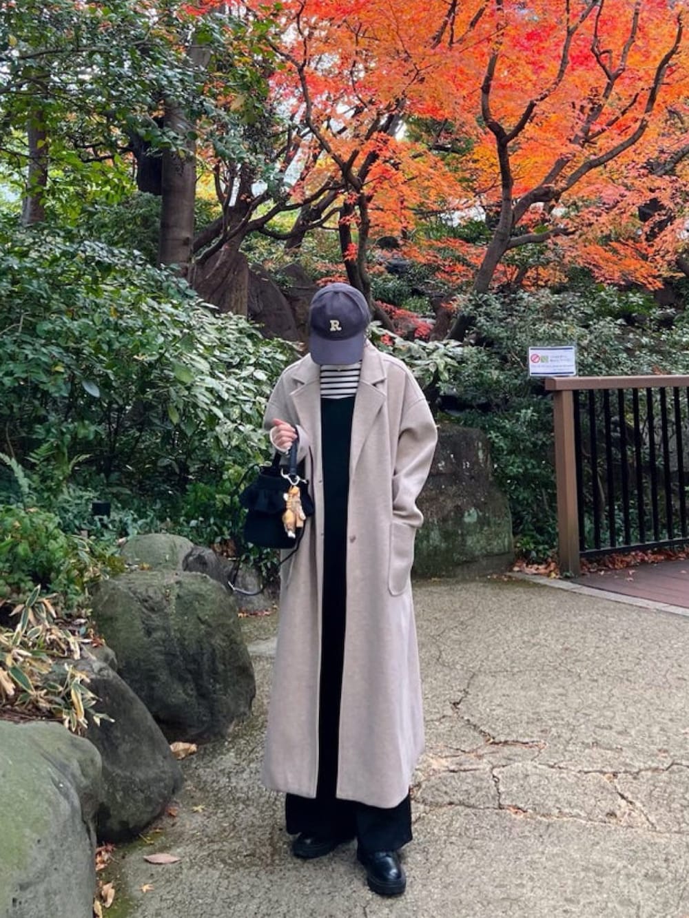 「しまむら、しまむらコーデ、バケツバッグ、リブニット、レイヤードスタイル、サロペット、チャーム、チェスターコート、ロングコート、冬アウター、ブラック、ラクチンコーデ、ブーツスタイル、プチプラ」｜「andmeの無地/ボーダー長袖タートルネック指穴リブニットトップス（ニット/セーター、ホワイト系）」を使った、minmin08_さん（レディース・158cm）の冬コーディネートの4枚目の写真
