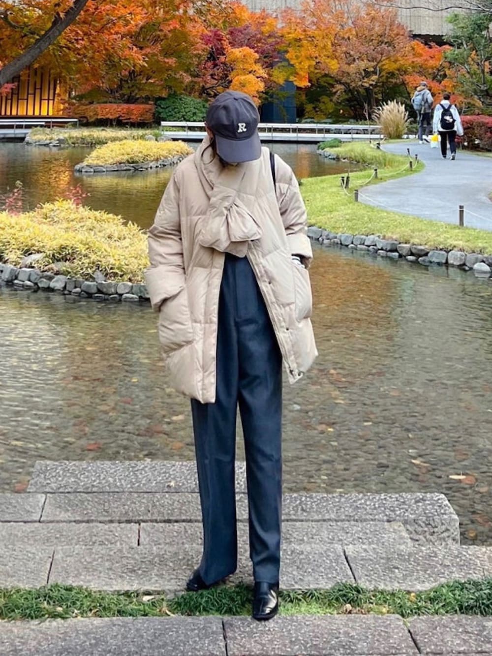 「しまむらコーデ、しまむら、サロペット、ハイウエストパンツ、ワイドパンツ、ボーダー、リブニット、ダウンジャケット、冬アウター、ブーツスタイル、ラクチンコーデ、プチプラ」｜「andmeの無地/ボーダー長袖タートルネック指穴リブニットトップス（ニット/セーター、ホワイト系）」を使った、minmin08_さん（レディース・158cm）の冬コーディネートの3枚目の写真