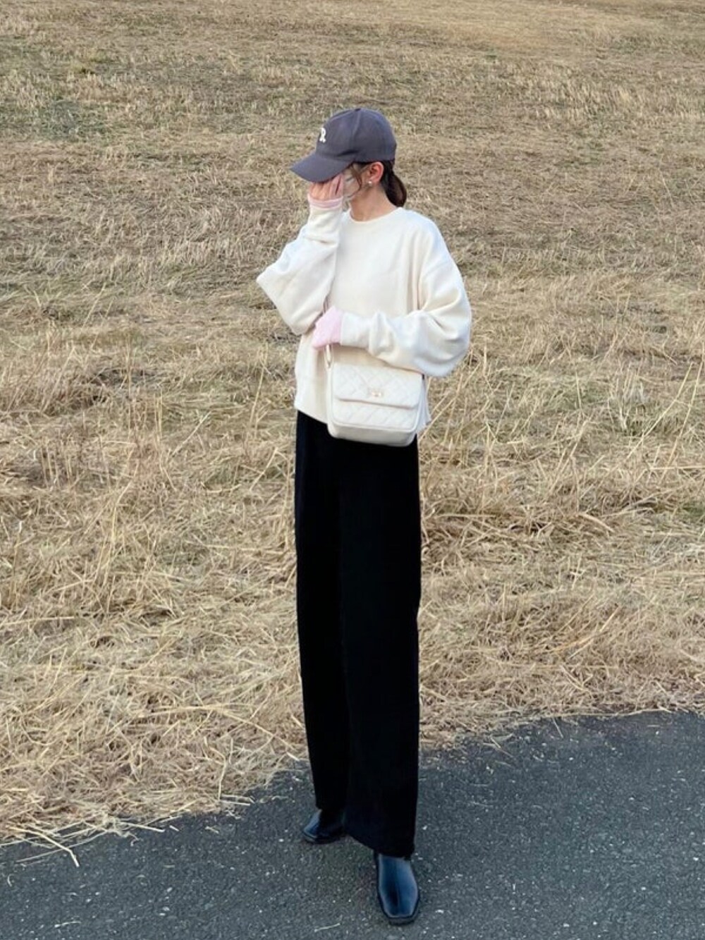 「しまむら、しまむらコーデ、ショルダーバッグ、キルティング、スウェット、裏起毛パンツ、チェスターコート、ラフコーデ、プチプラコーデ、40代ファッション、50代ファッション、アウター」｜「andmeの前後2way裏起毛スウェットカーディガン（スウェット、ホワイト系）」を使った、minmin08_さん（レディース・158cm）の冬コーディネートの2枚目の写真