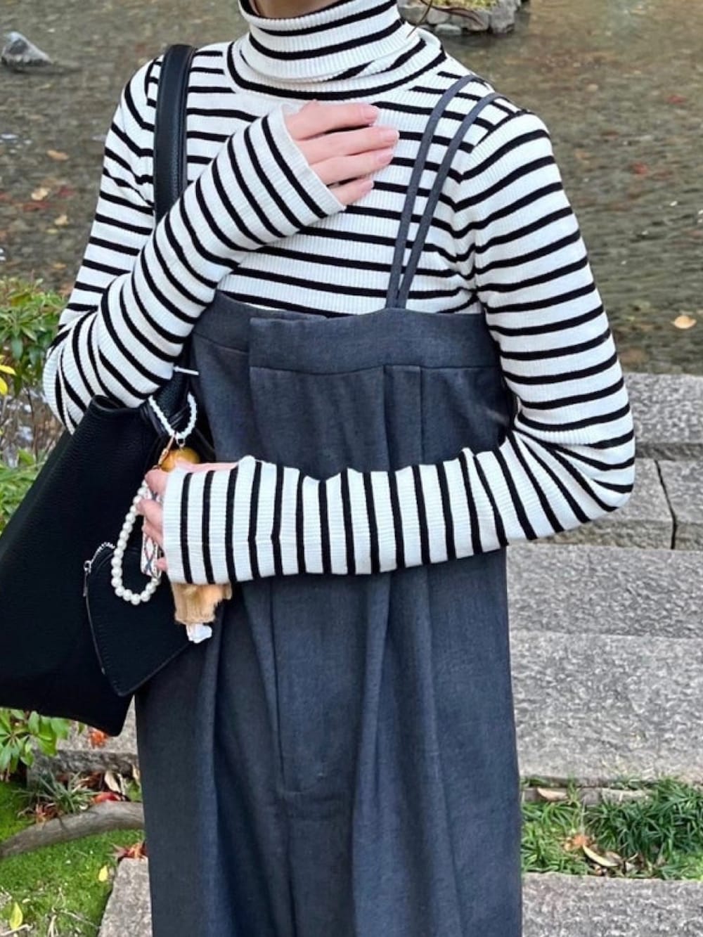 「しまむらコーデ、しまむら、サロペット、ハイウエストパンツ、ワイドパンツ、ボーダー、リブニット、ダウンジャケット、冬アウター、ブーツスタイル、ラクチンコーデ、プチプラ」｜「andmeの無地/ボーダー長袖タートルネック指穴リブニットトップス（ニット/セーター、ホワイト系）」を使った、minmin08_さん（レディース・158cm）の冬コーディネートの2枚目の写真