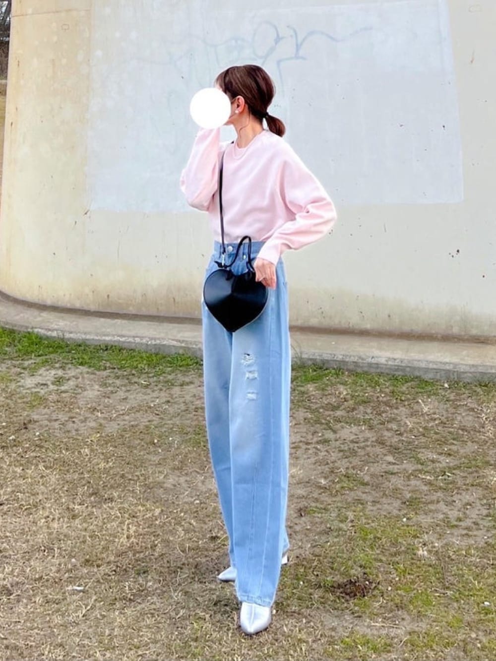 「しまむら、しまむらコーデ、カーブパンツ、カーブデニム、ピンク、ハート、ハートバッグ、着回しコーデ、プチプラ、ラフコーデ、カラーコーデ、プチプラコーデ」｜「ZAKKA-BOXのハートポシェット（ショルダーバッグ、ブラック系）」を使った、minmin08_さん（レディース・158cm）の春コーディネートの3枚目の写真