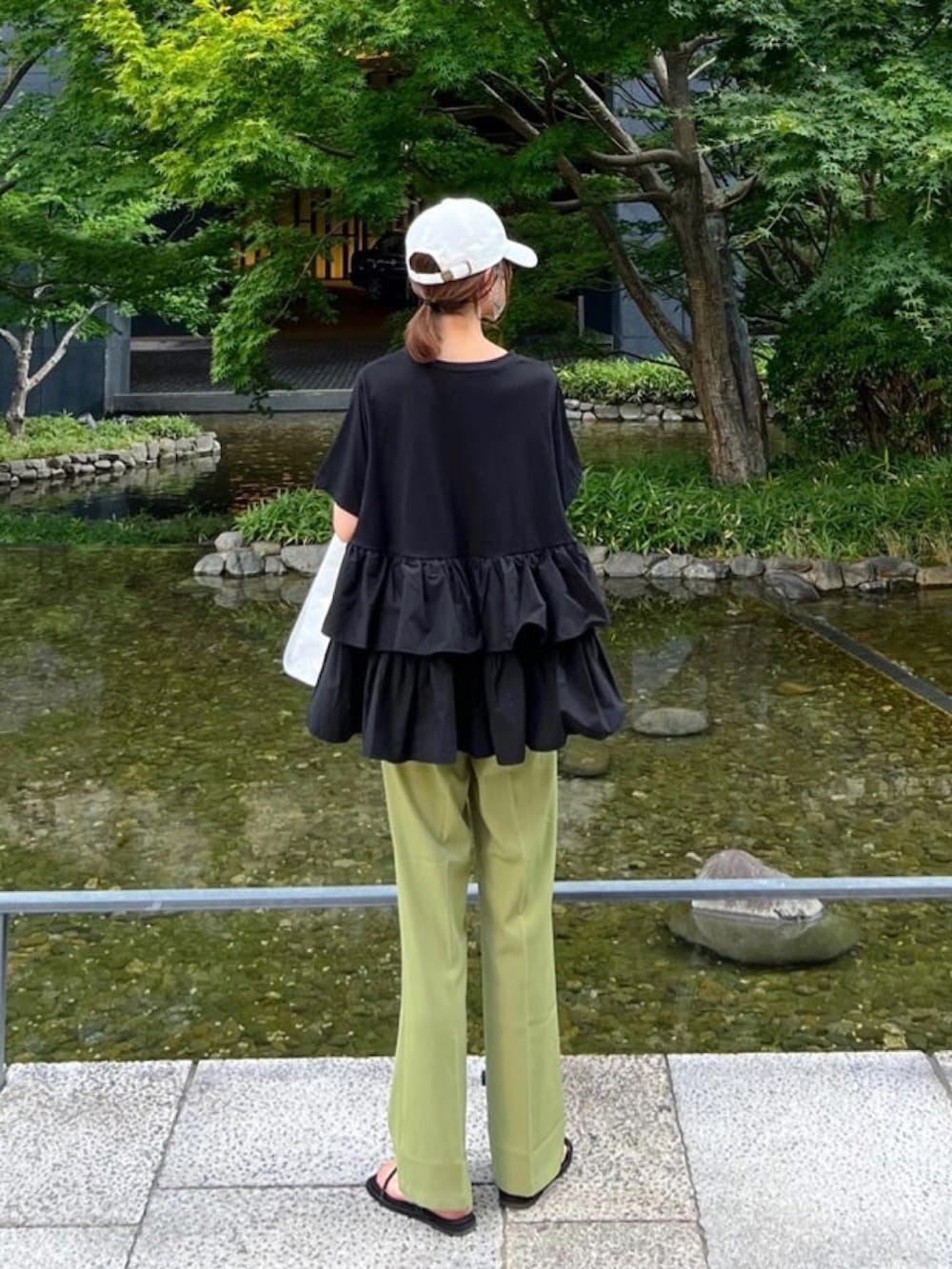 「しまむら、しまむらコーデ、キャップ、ティアード、ティアードトップス、ピスタチオ、ワイドパンツ、クリアバッグ、カラーコーデ、アツいコーデ全部見せ、お出かけコーデ、夏ファッション、ラフコーデ、楽チンコーデ」｜「14+の無地キャップ ツイル（キャップ、ホワイト系）」を使った、minmin08_さん（レディース・158cm）の夏コーディネートの2枚目の写真