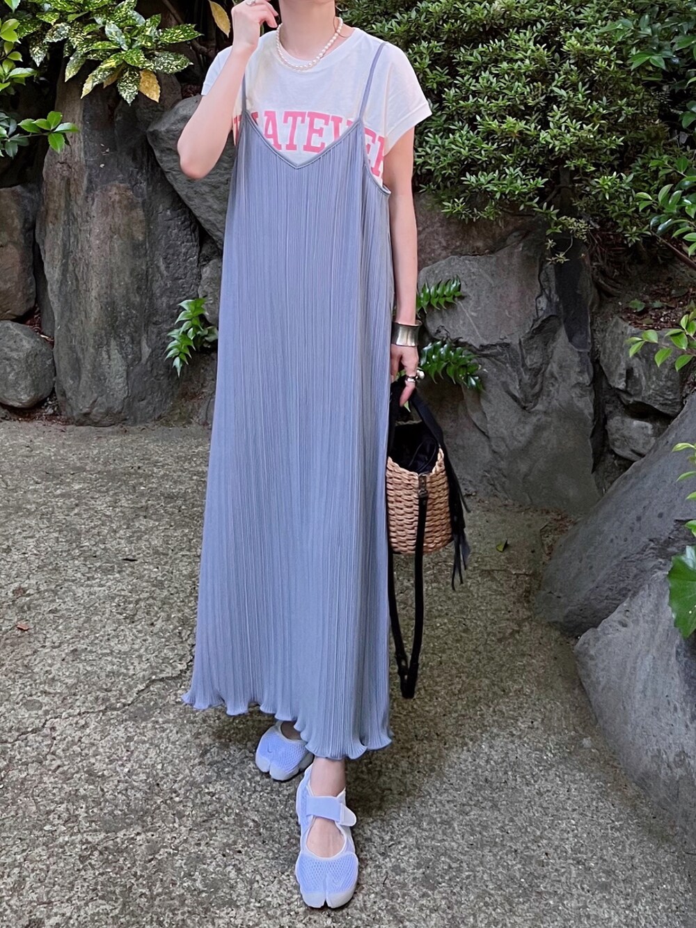 「アベイル、Avail、キャミワンピ、キャミサロペット、プリーツワンピース、ブルー、ピンク、ロゴT、エアリフト、かごバッグ、プチプラ、プチプラコーデ、春夏コーデ、春コーデ、夏コーデ」｜「andmeのコットン天竺ロゴプリントフレンチスリーブTシャツ（Tシャツ/カットソー、ピンク系）」を使った、minmin08_さん（レディース・158cm）の春コーディネートの2枚目の写真