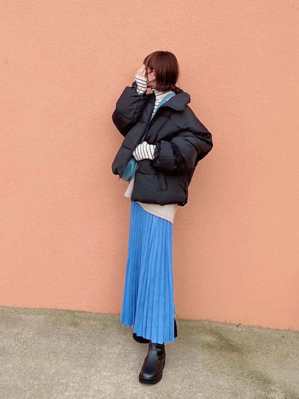 「しまむら、しまむらコーデ、ベスト、レイヤードスタイル、ボーダー、ボーダーニット、プリーツスカート、ブルー、ブルーコーデ、カラーコーデ、ダウンジャケット、ゆるコーデ、冬コーデ、プチプラコーデ」｜「しまむらのアイテム（ベスト、ベージュ系）」を使った、minmin08_さん（レディース・158cm）の冬コーディネートの2枚目の写真