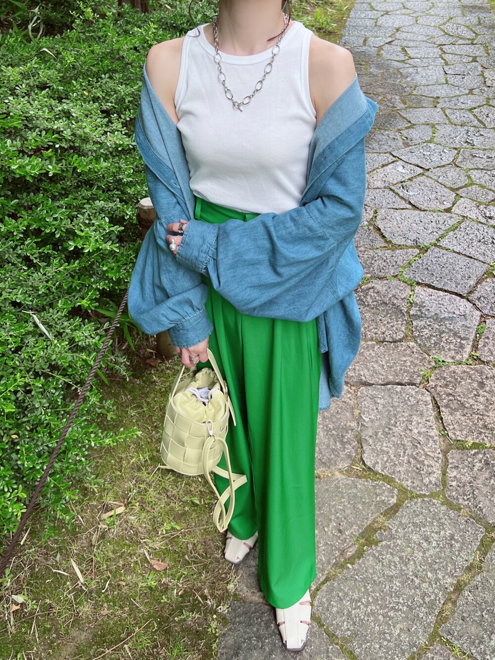 「しまむら、しまむらコーデ、しまパト、デニムシャツ、アメスリ、グリーン、イエロー、カラー×コーデ、グルカサンダル、プチプラ、プチプラコーデ、夏コーデ、雨の日コーデ、ゆるコーデ」｜「しまむらのアイテム（シャツ/ブラウス、ブルー系）」を使った、minmin08_さん（レディース・158cm）の夏コーディネートの2枚目の写真