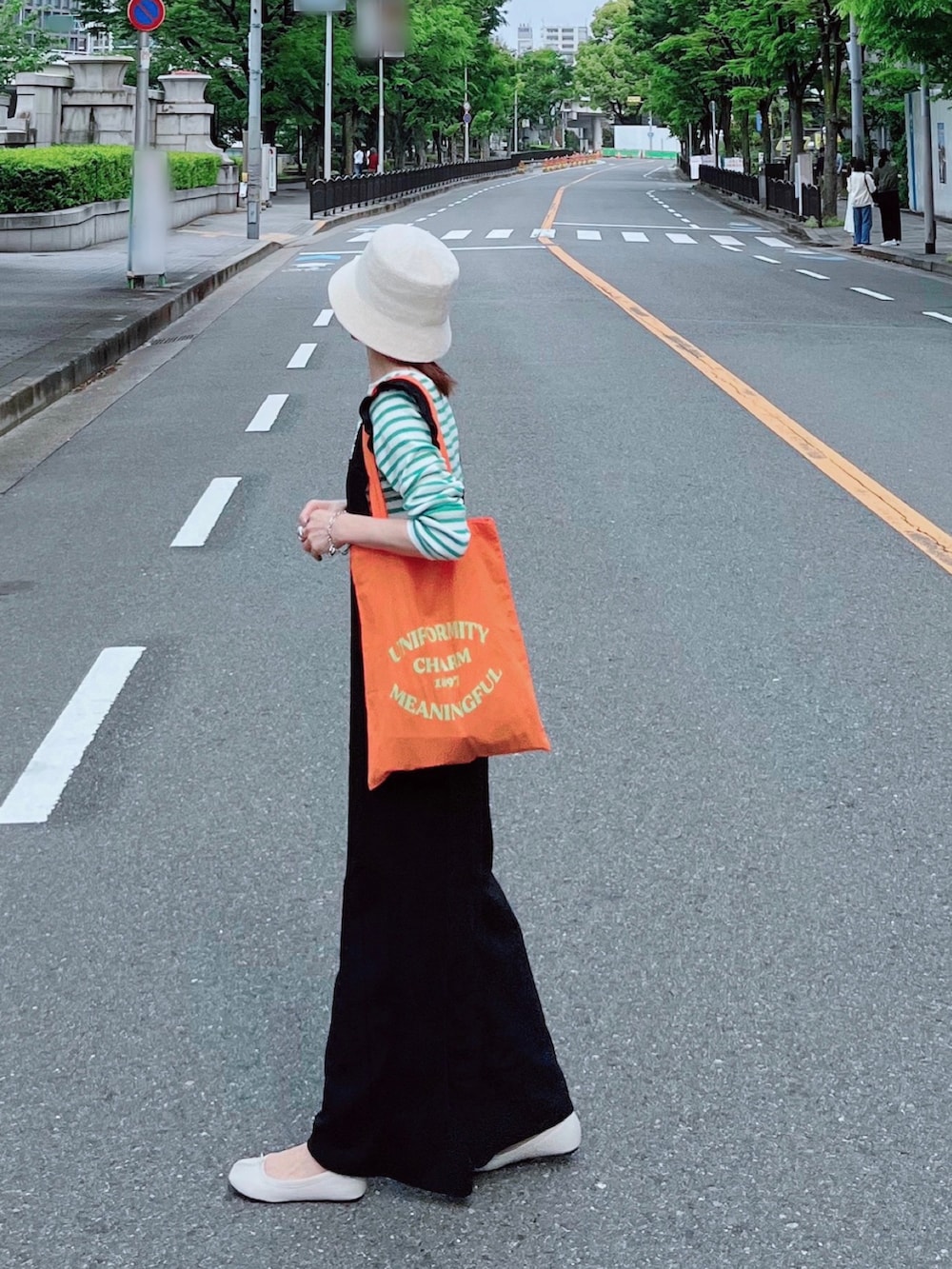 「しまむら、しまむらコーデ、アベイル、Avail、オールインワン、ボーダートップス、バケットハット、オレンジ、グリーン、カラーコーデ、足袋バレエ、シンプルコーデ、休日スタイル、プチプラ」｜「Availのアイテム（つなぎ/オールインワン、ブラック系）」を使った、minmin08_さん（レディース・158cm）の春コーディネートの2枚目の写真