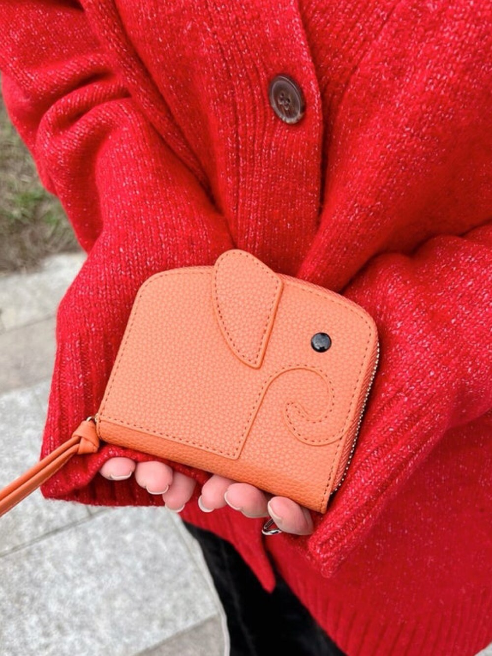 「しまむら、しまむらコーデ、フライトキャップ、レッド、タイトスカート、リボン、レイヤードスタイル、秋冬コーデ、着回しコーデ、ニット、オトナカジュアル、韓国ファッション、スカートスタイル、プチプラ」｜「andmeの長袖Vネックニットカーディガン（カーディガン/ボレロ、レッド系）」を使った、minmin08_さん（レディース・158cm）の秋コーディネートの4枚目の写真