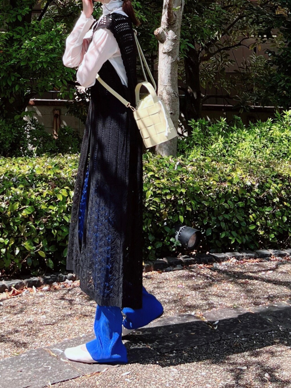「しまむら、しまむらコーデ、しまパト、アベイル、Avail、透かし編みニット、ジレ、レイヤードスタイル、プリーツパンツ、ブルー、バケツバッグ、お米トゥ、シアートップス、プチプラ、夏コーデ」｜「しまむらのアイテム（ベスト、ブラック系）」を使った、minmin08_さん（レディース・158cm）の春コーディネートの2枚目の写真
