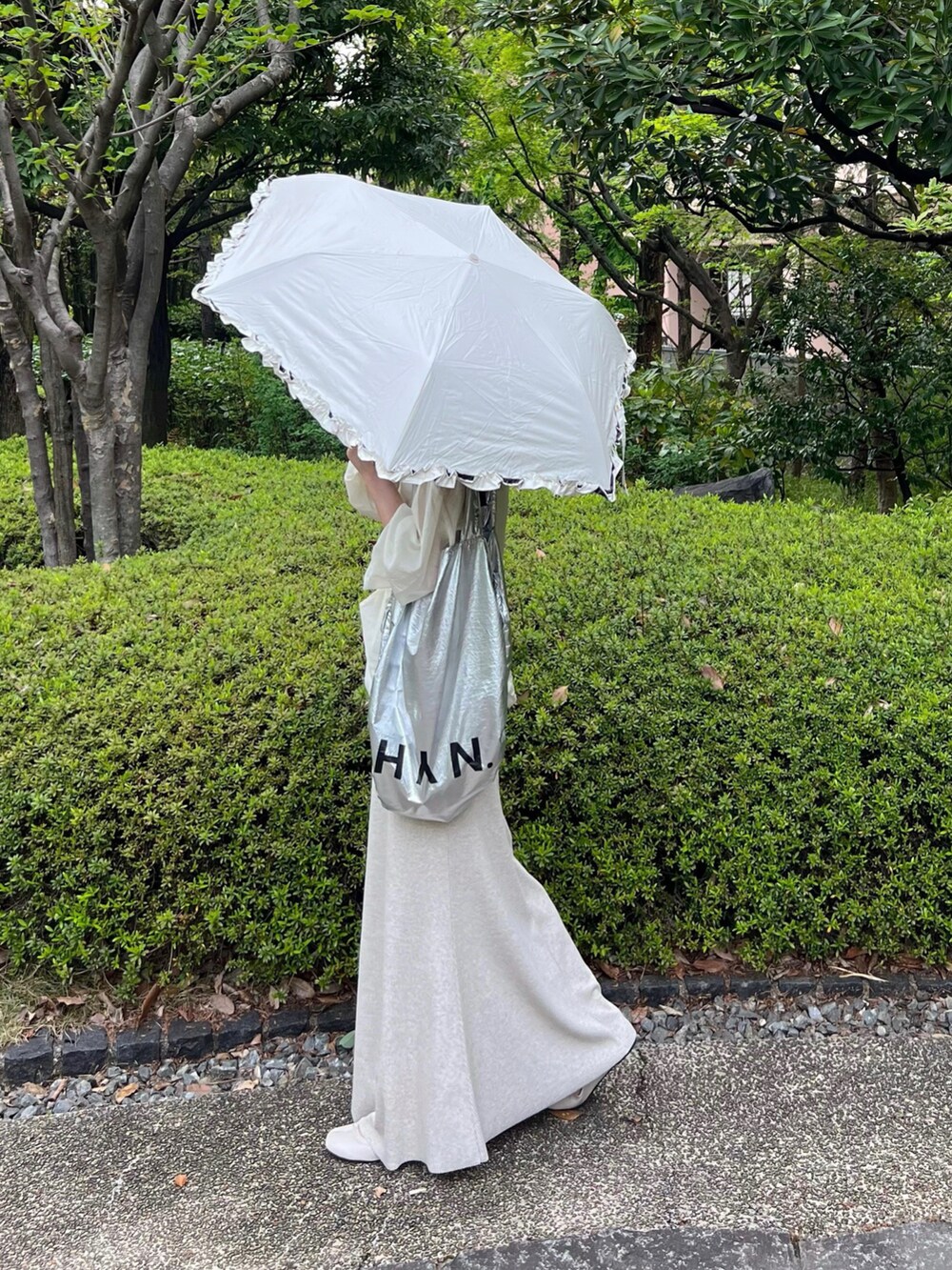 「しまむら、しまむらコーデ、アノラックパーカー、アノラック、マーメイドスカート、ロングスカート、リブスカート、シルバー、カラーコーデ、足袋バレエ、春ファッション、春カラー、春服みてみて、春服デビュー宣言、プチプラ」｜「しまむらのアイテム（シャツ/ブラウス、ホワイト系）」を使った、minmin08_さん（レディース・158cm）の春コーディネートの2枚目の写真