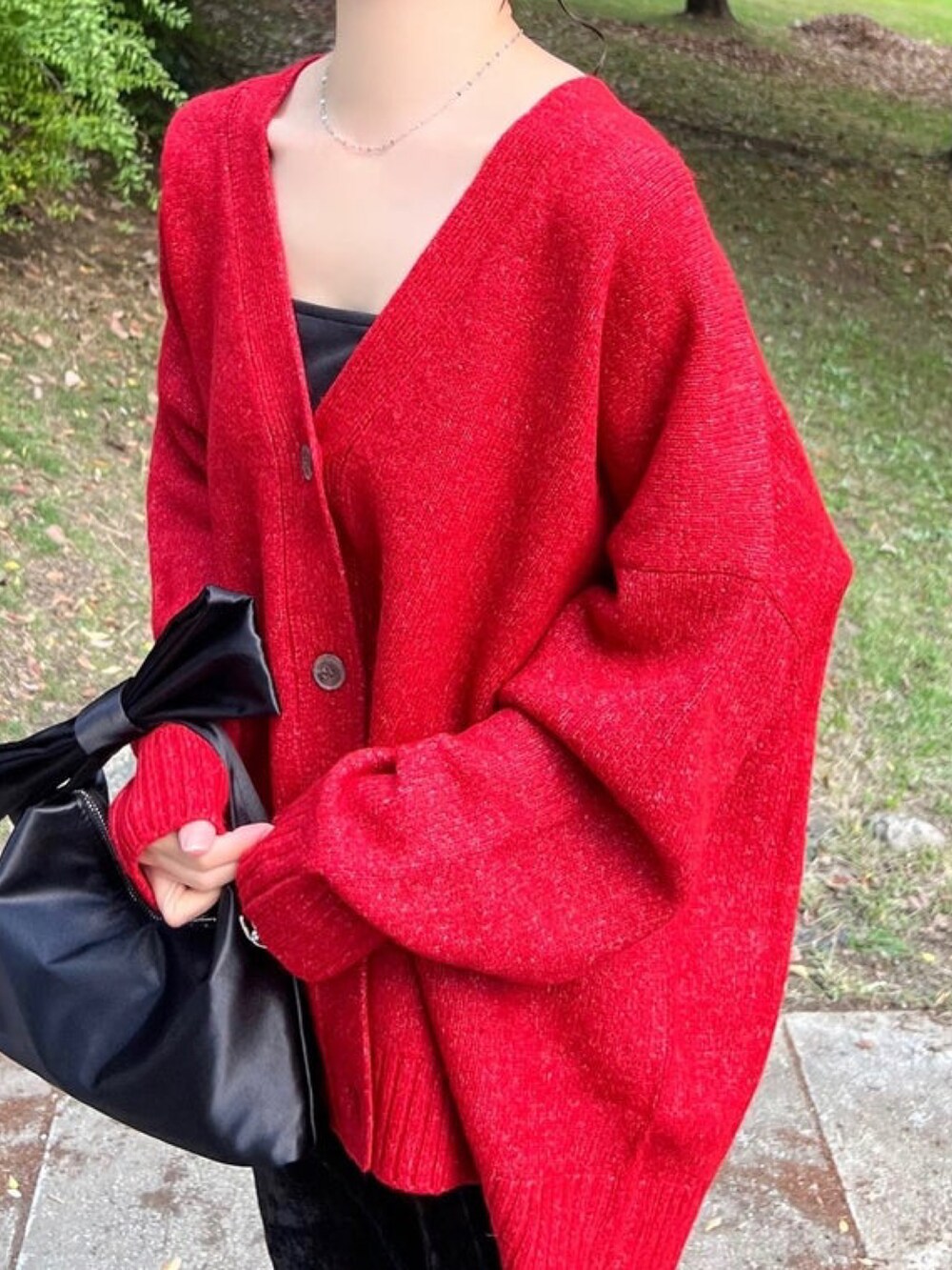 「しまむら、しまむらコーデ、フライトキャップ、レッド、タイトスカート、リボン、レイヤードスタイル、秋冬コーデ、着回しコーデ、ニット、オトナカジュアル、韓国ファッション、スカートスタイル、プチプラ」｜「andmeの長袖Vネックニットカーディガン（カーディガン/ボレロ、レッド系）」を使った、minmin08_さん（レディース・158cm）の秋コーディネートの2枚目の写真