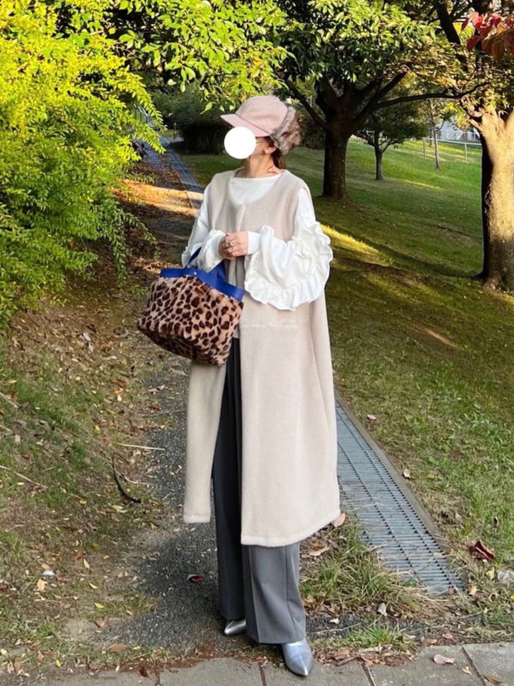 「しまむら、しまむらコーデ、フライトキャップ、キャップコーデ、ボア、ボアベスト、ボアジャケット、フリルトップス、ファーバッグ、シルバー、ポインテッドトゥ、ロングコート、シンプルスタイル、秋服コーデ、冬服」｜「しまむらのアイテム（ベスト、ホワイト系）」を使った、minmin08_さん（レディース・158cm）の秋コーディネートの3枚目の写真