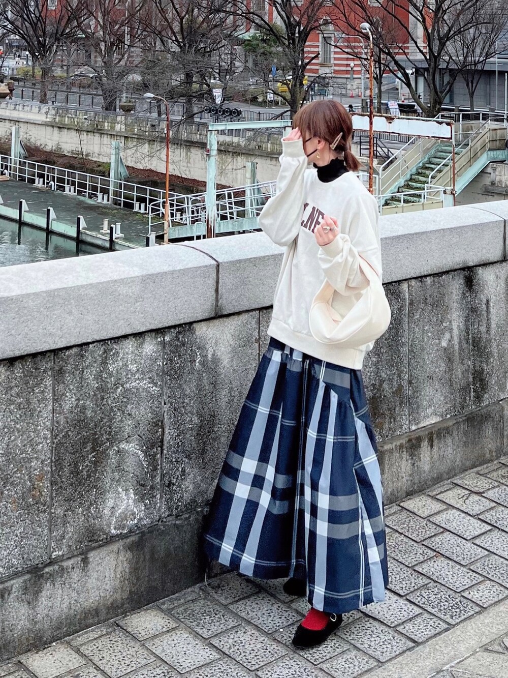 「しまむら、しまむらコーデ、トレンチコート、チェックスカート、チェック柄、フレアスカート、カンフーシューズ、シンフルコーデ、ママコーデ、プチプラコーデ、春コーデ、ほめられ本命コーデ」｜「recaのキャンディ袖ビッグトレンチコート（トレンチコート、ベージュ系）」を使った、minmin08_さん（レディース・158cm）の冬コーディネートの2枚目の写真