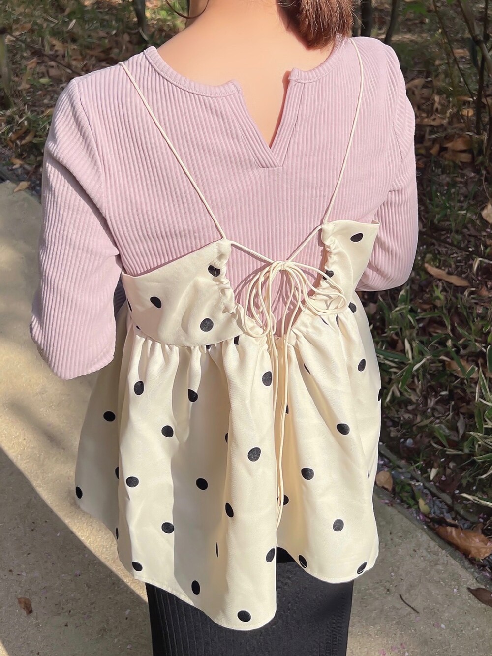 ピンク系のTシャツ/カットソー、ホワイト系のトップス、シルバー系のショルダーバッグを着用したレディースの春コーディネートの3枚目の写真